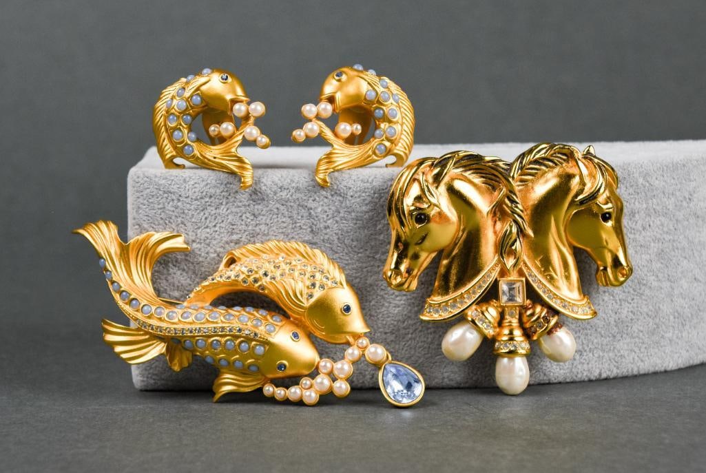 Elizabeth Taylor for Avon Brooches and Earrings (1 of 6)