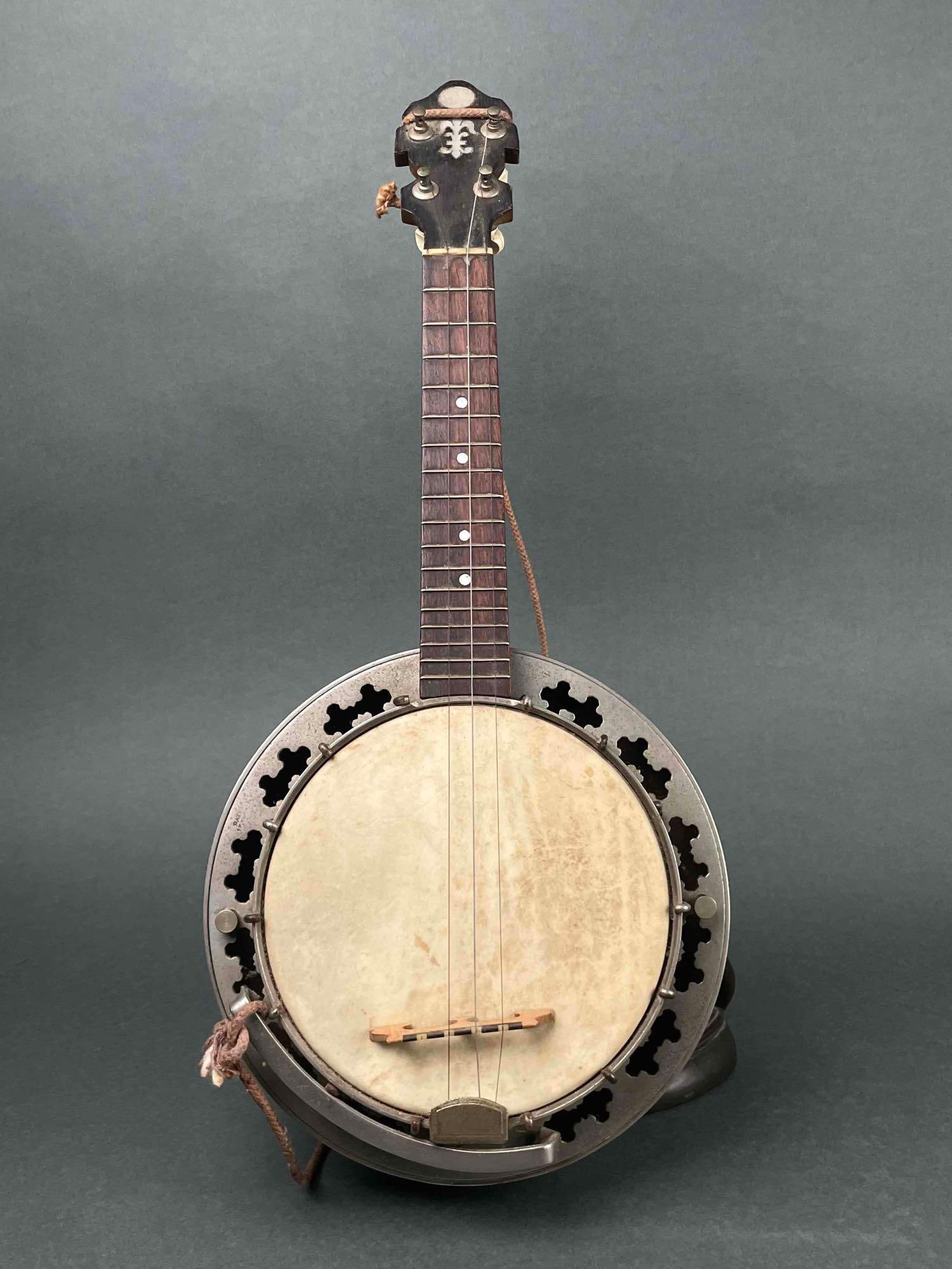 Antique Lange Solo Banjo Ukulele (1 of 12)