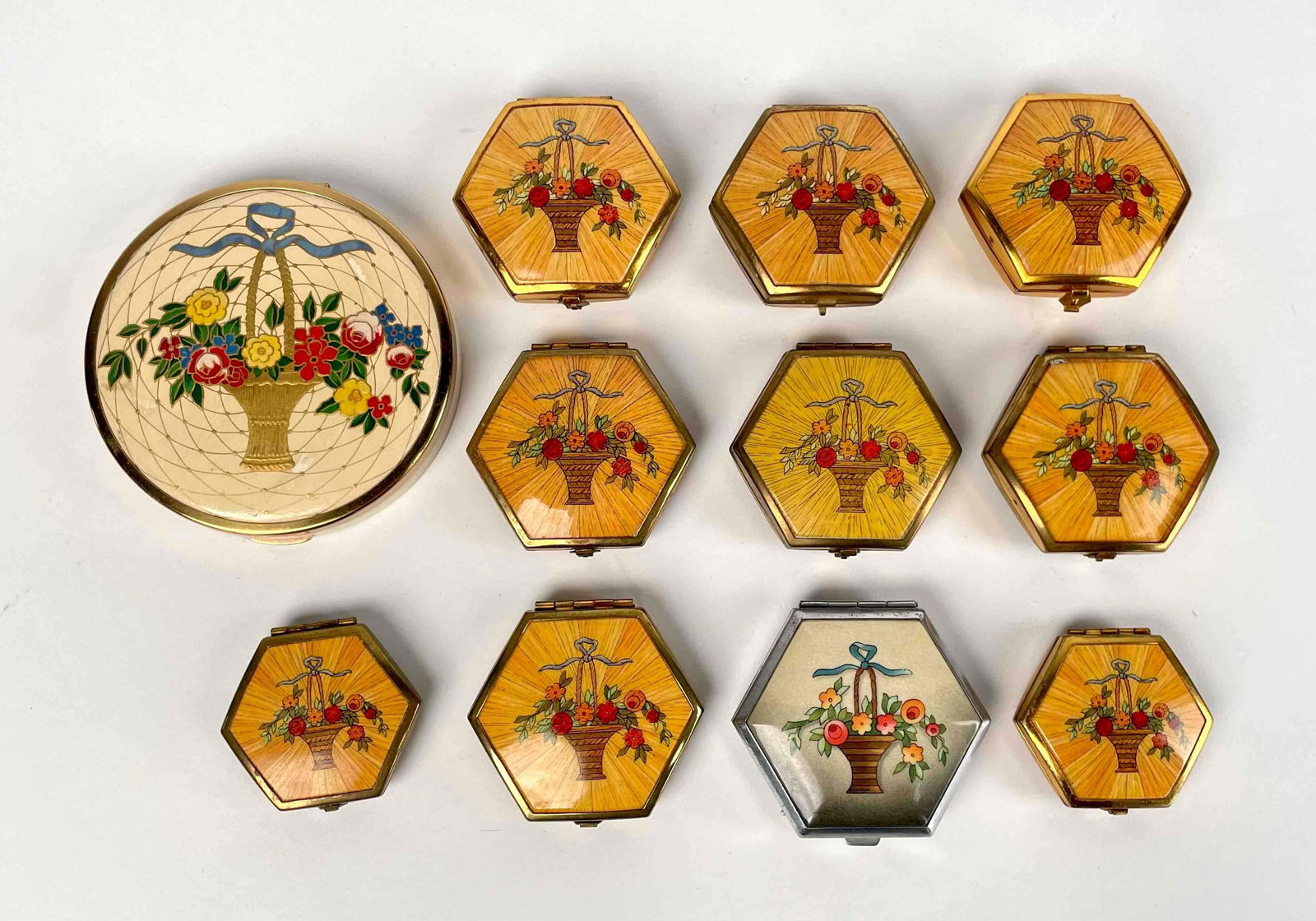 Group of Houbigant Makeup Compacts (1 of 12)