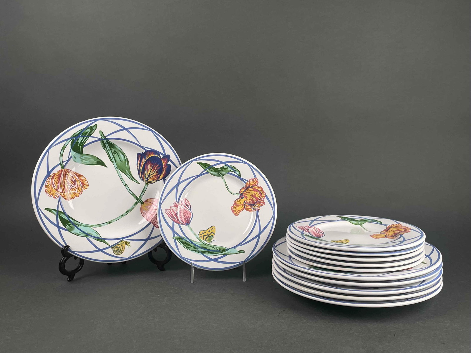Lynn Chase "Jardin Des Tulipes" Dishes (1995): Lynn Chase "Jardin Des Tulipes" 6 dinner 6 salad plates. Some wear from age and use. Overall good condition. Plates are signed on the reverse. Please see photos for additional details. Dimensions Smal