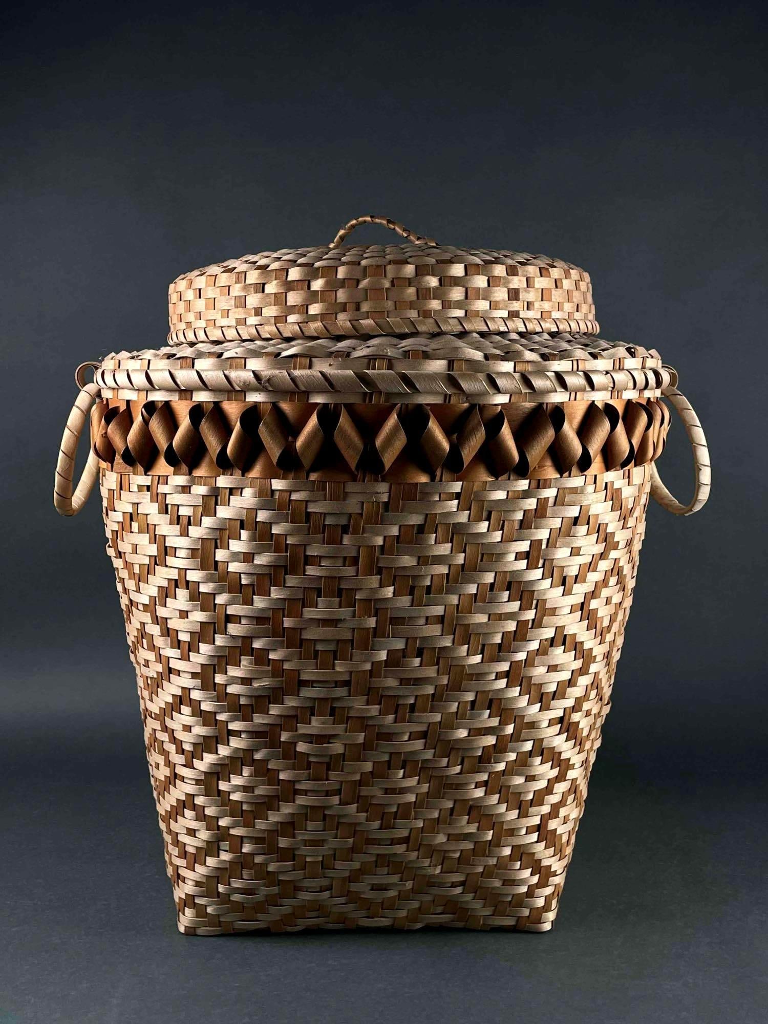 Large Native American Iroquois Handwoven Lidded Basket (1 of 10)