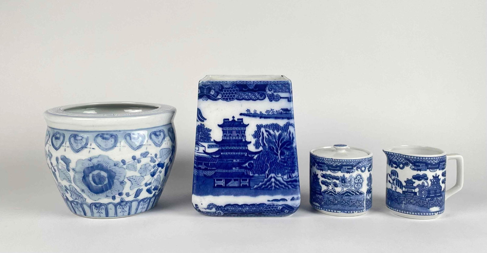 Assorted Blue and White Pottery (Ringtons, Blue Willow) (1 of 12)