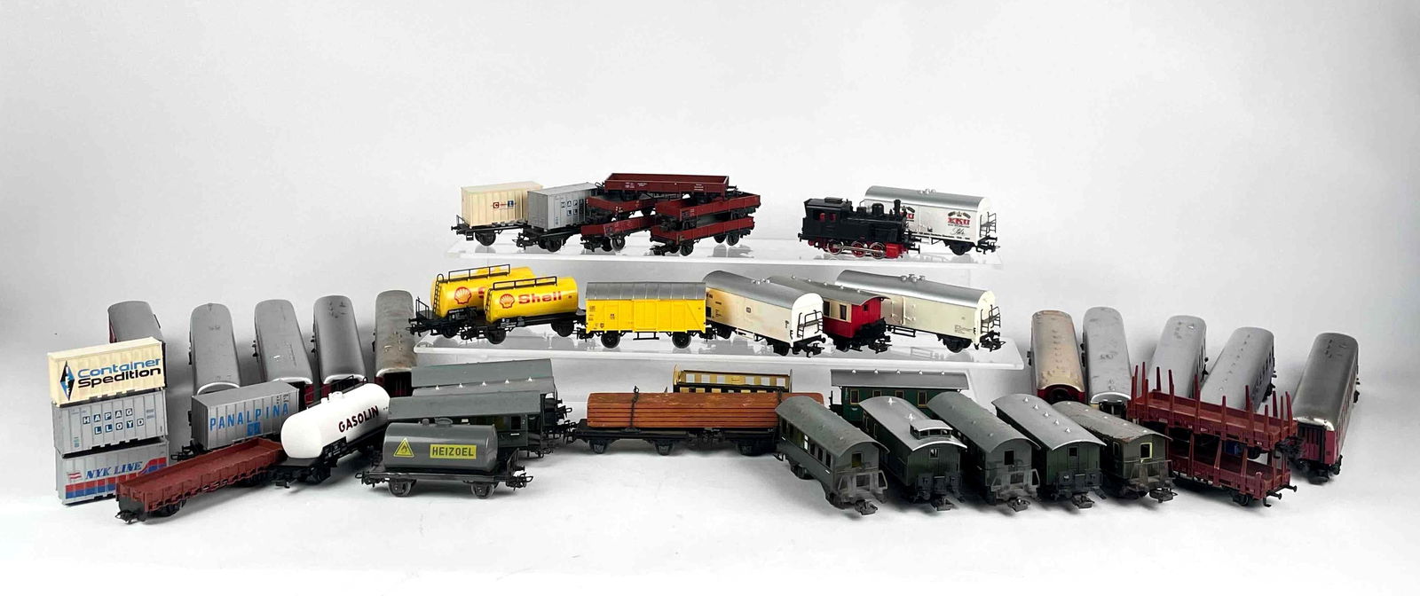 Large Set of Marklin HO Scale Trains (Tank Cars, Flatbeds, Speisewagens, Etc.) (1 of 12)