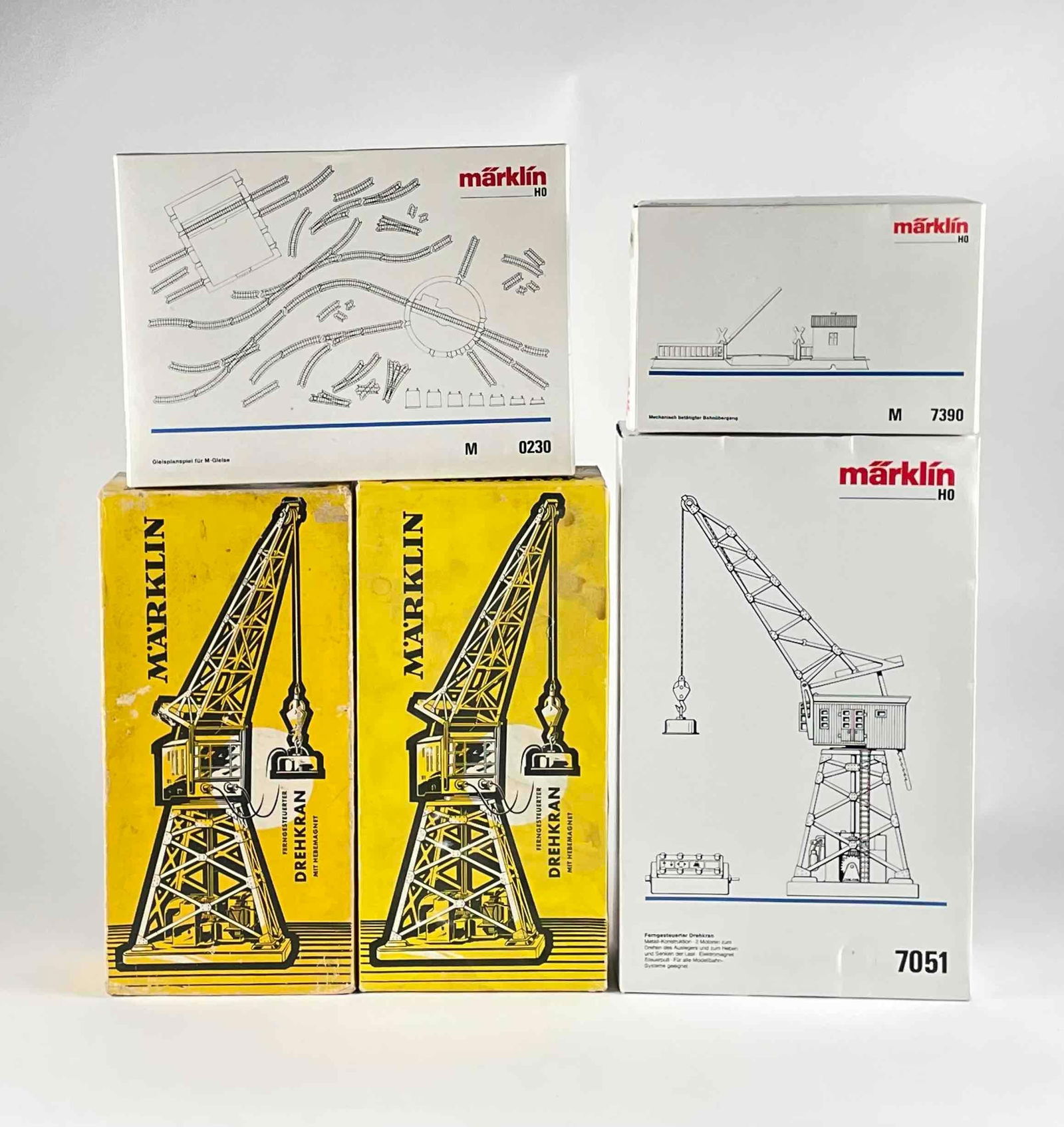 Group of Marklin HO Scale Train Accessories (7051, 7390, 0230) (1 of 8)