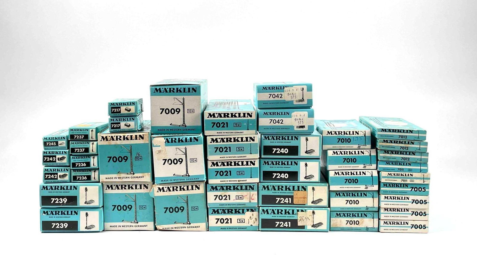 Group of Marklin HO Scale Railway Accessories and Signals (7009, 7021, 7042, 7010, 7012, Etc.) (1 of 12)