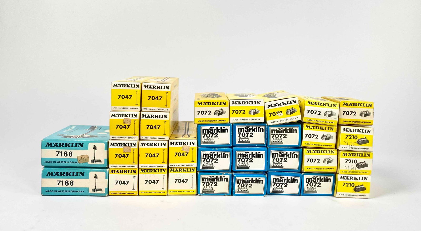 Group of Marklin HO scale Railway Accessories and Remote Control Units (7188, 7047, 7072, 7210) (1 of 12)