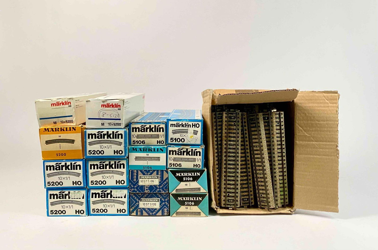 Group of Marklin HO Scale Model Train Tracks (5100, 5200, 5106, 3601D) (1 of 12)