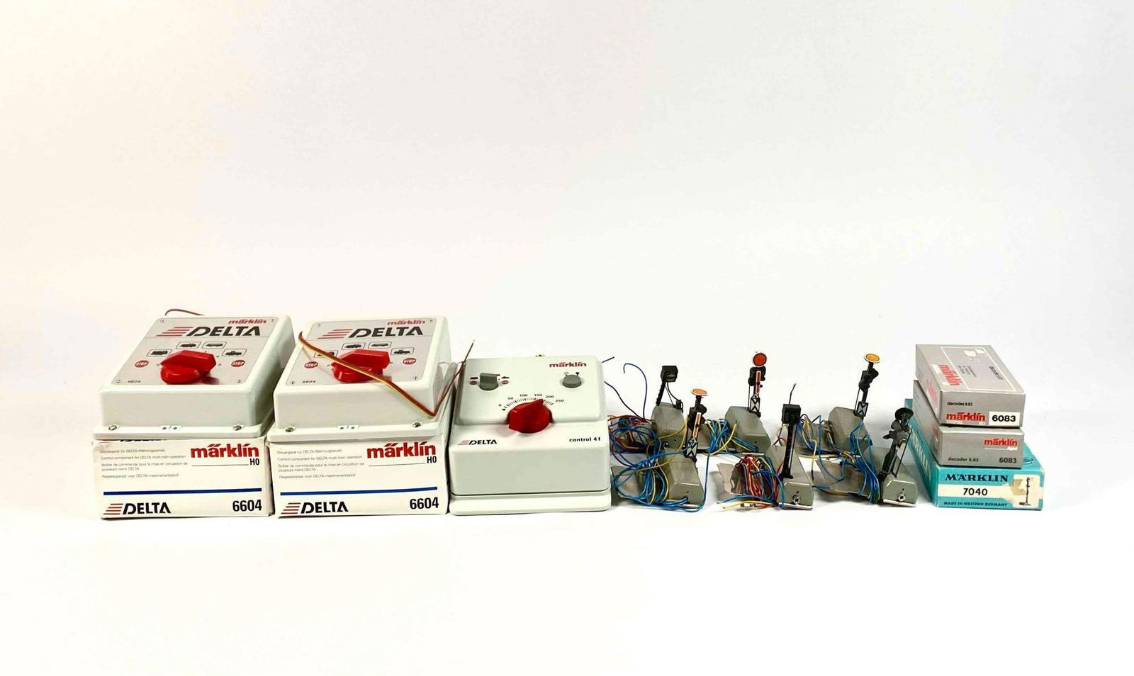 Group of Marklin Control Units and HO Accessories (6604, 66045, 7040, 6083, Etc.) (1 of 12)