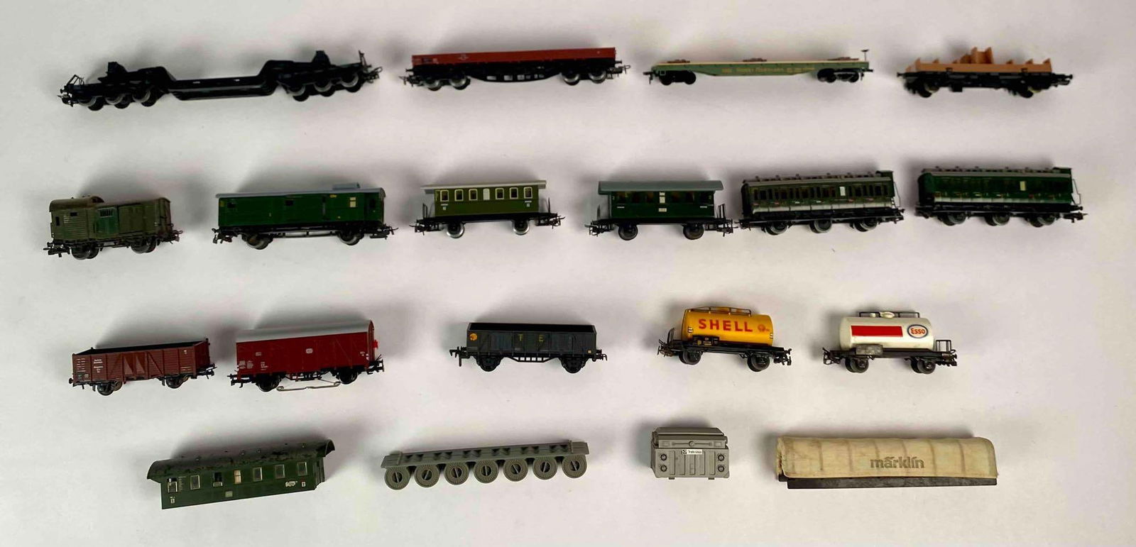 Marklin Cars and Loose Car Tops: An assortment of 20 Marklin Cars and Loose Car Tops. Lots are in good condition. Please see photos for additional details. Lot includes passenger cars, oil cars, Flat bed freight cars, baggage car, go