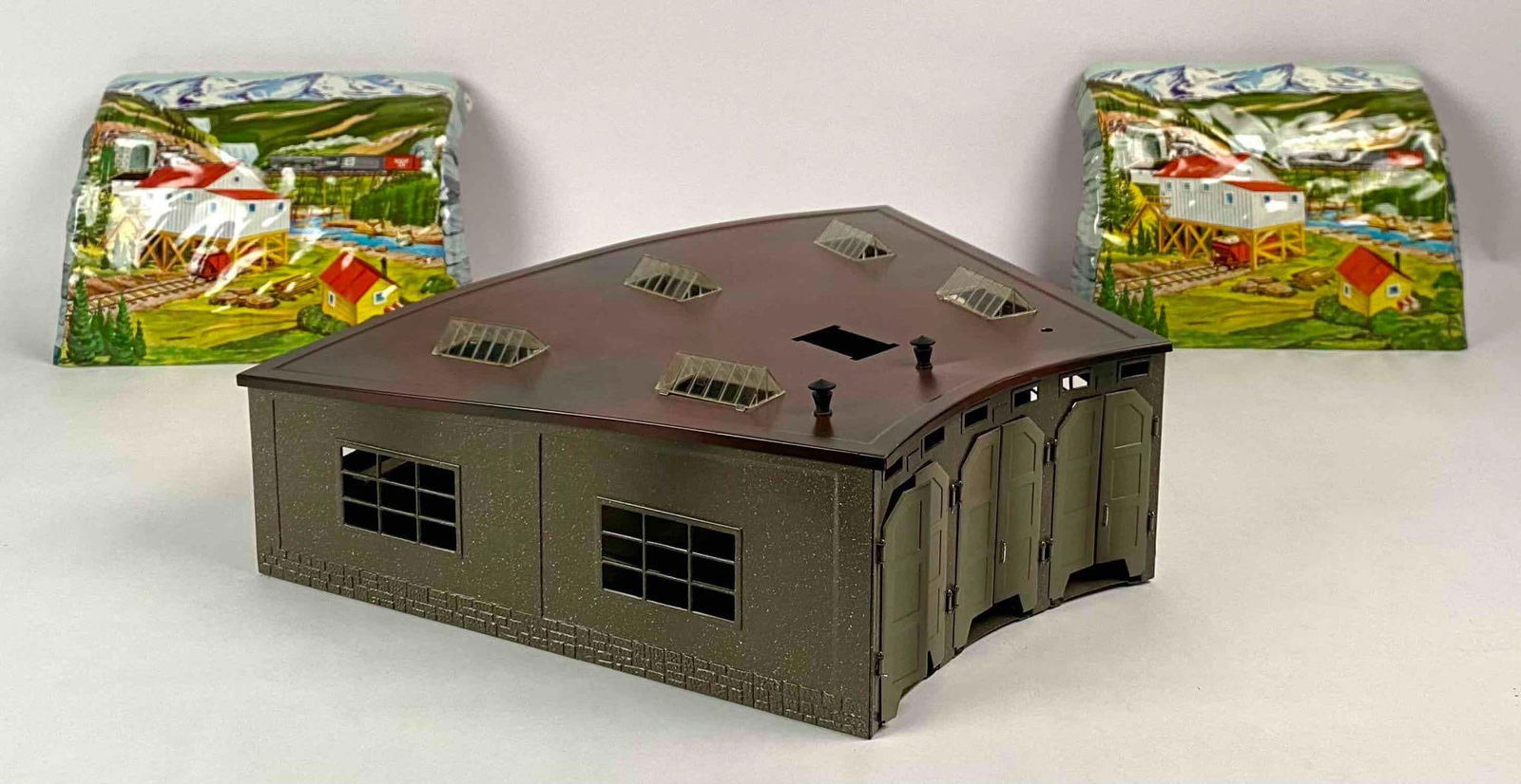 Marklin 7028 Three-Stall Round House and Marx 392 Coal Mine Tin Tunnel (1 of 12)