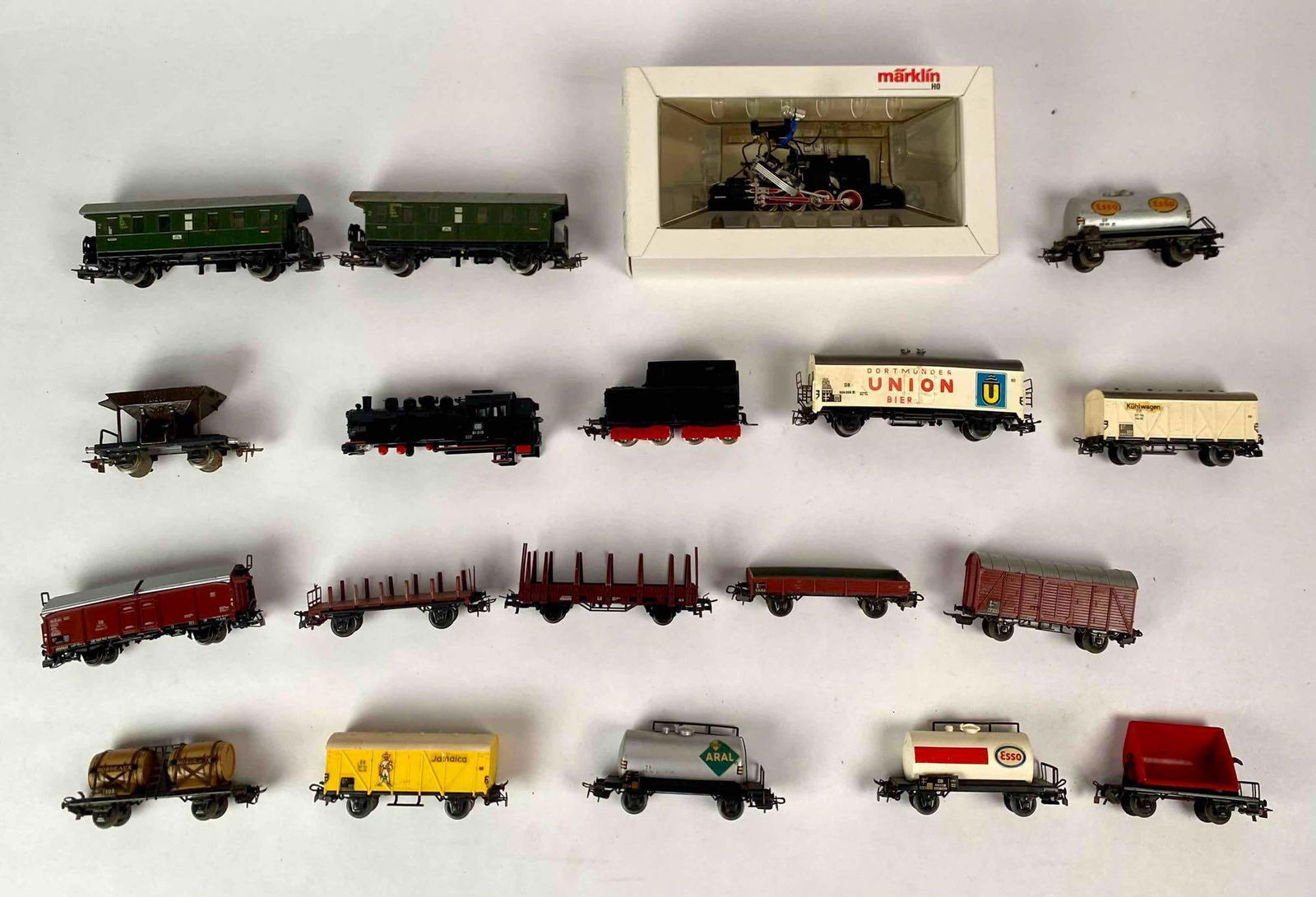 Marklin Locomotive and Cars (1 of 12)