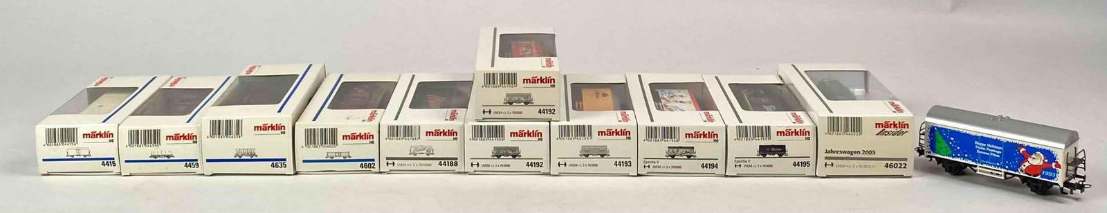Marklin Cars in Original Boxes, and 1993 Happy Holidays Special Car: Marklin Cars in Original Boxes, and 1993 Happy Holidays Special Car. Lots are in good to excellent condition. Please see photos for additional details. Marklin models: 221A Z - 1993 Happy Holidays Car