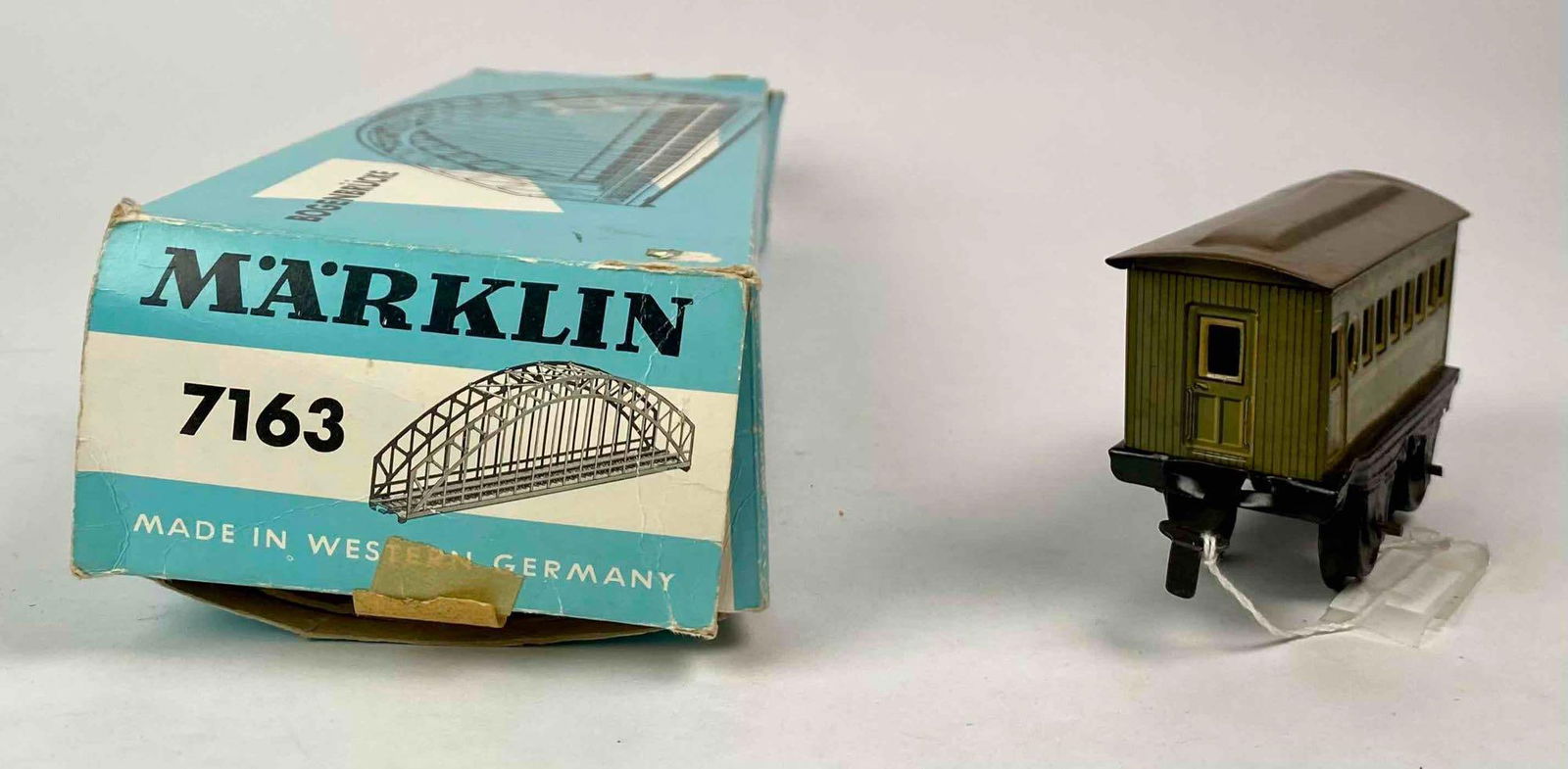 Marklin 7163 Arch Bridge and New York Central Lines Passenger Car: Marklin 7163 Arch Bridge and New York Central Lines Passenger Car. Lots are in good condition. Please note that this lot shows signs of wear consistent with age and use. Please see photos for addition