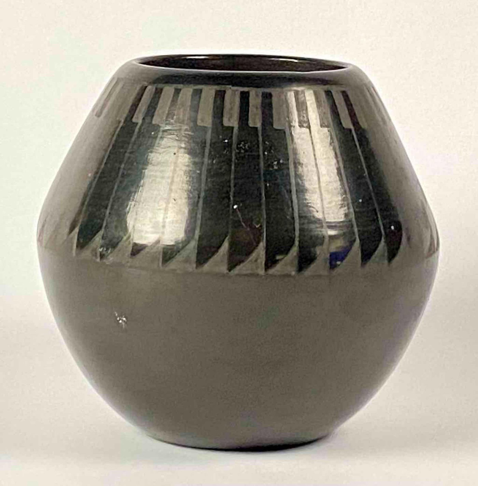 Archuleta Santa Clara Pueblo Pottery: Anna Archuleta Santa Clara Pueblo Pottery. Lot is in excellent condition. Please see photos for additional details. Dimensions: 5" x 6" Total Weight: 1.8lbs Please note all lots show signs of wear com