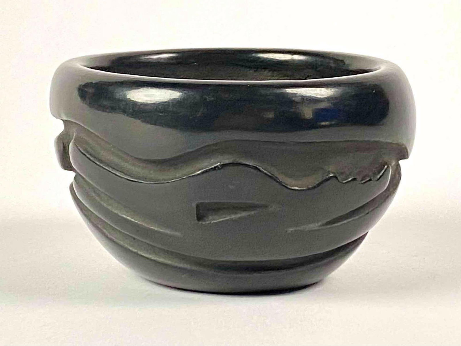 Billy Cain Santa Clara Pueblo Pottery Bowl: Santa Clara Pueblo Pottery Bowl, by Billy Cain. Lot is in excellent condition. Please see photos for additional details. Dimensions: 4" x 2.5" Total Weight: 0.6lbs Please note all lots show signs of w