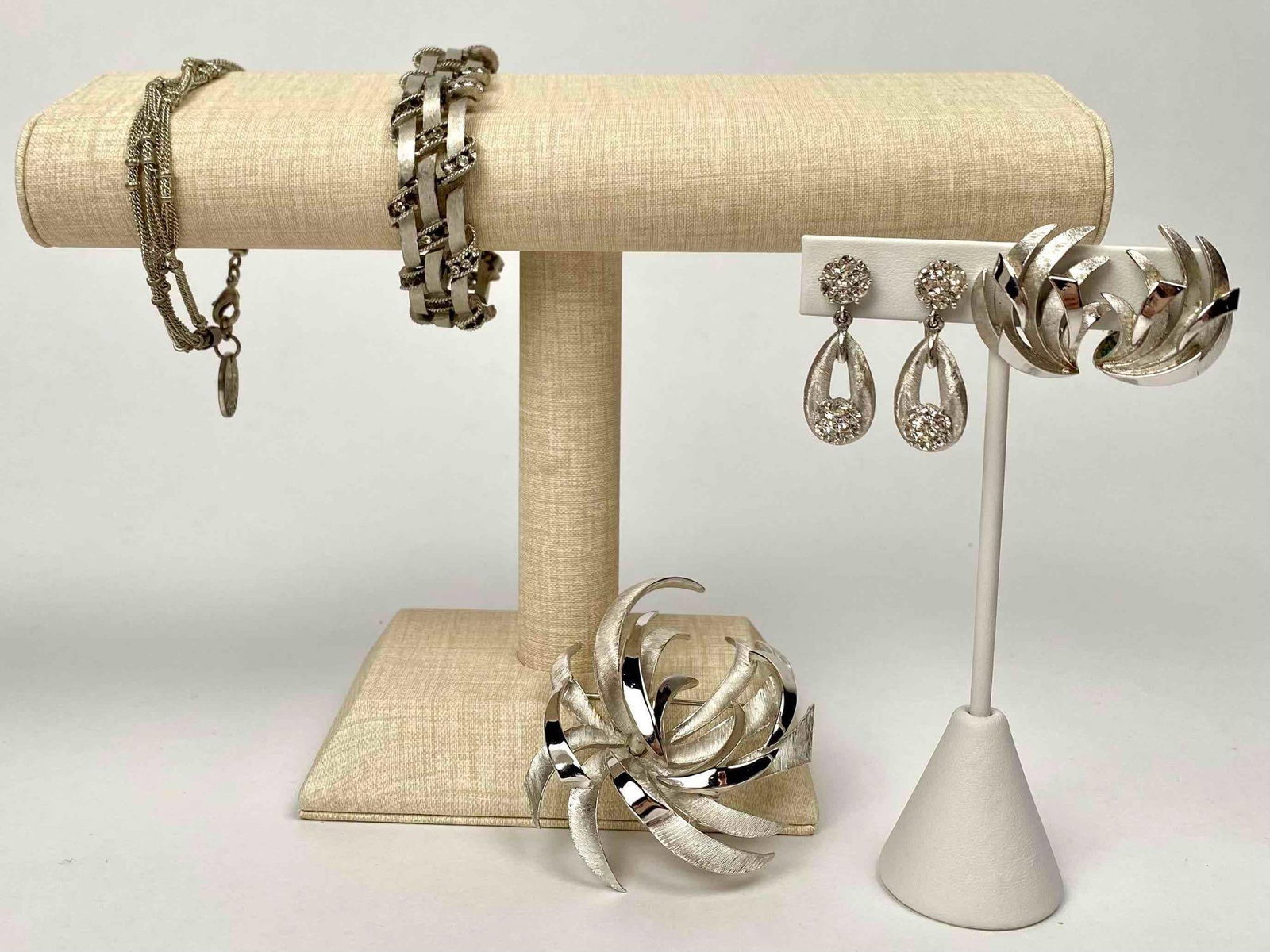 Vintage Crown Trifari Silver Tone Jewelry: Vintage Crown Trifari Silver Tone Jewelry. Includes two bracelets, a brooch, and two pairs of clip-on earrings. Lots are in good to excellent condition. Please see photos for additional details. Brace