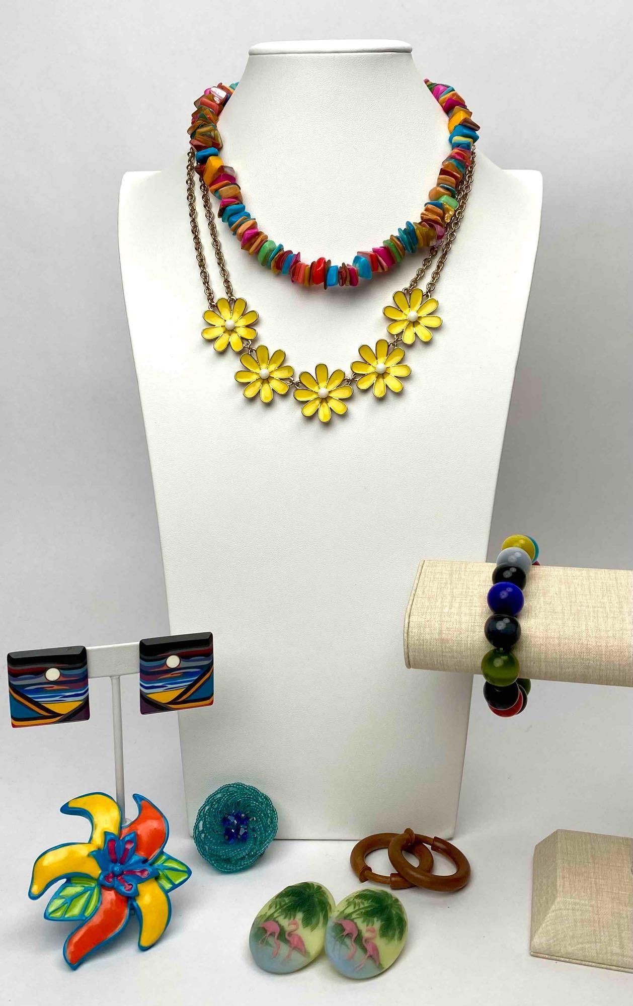 Colorful Vintage Costume Jewelry: Colorful Vintage Costume Jewelry. Lots are in good to excellent condition. Please see photos for additional details. Shell Necklace: 17" Daisy Necklace: 21" Bracelet: 2.75" diameter Earrings: 1.5" Sma