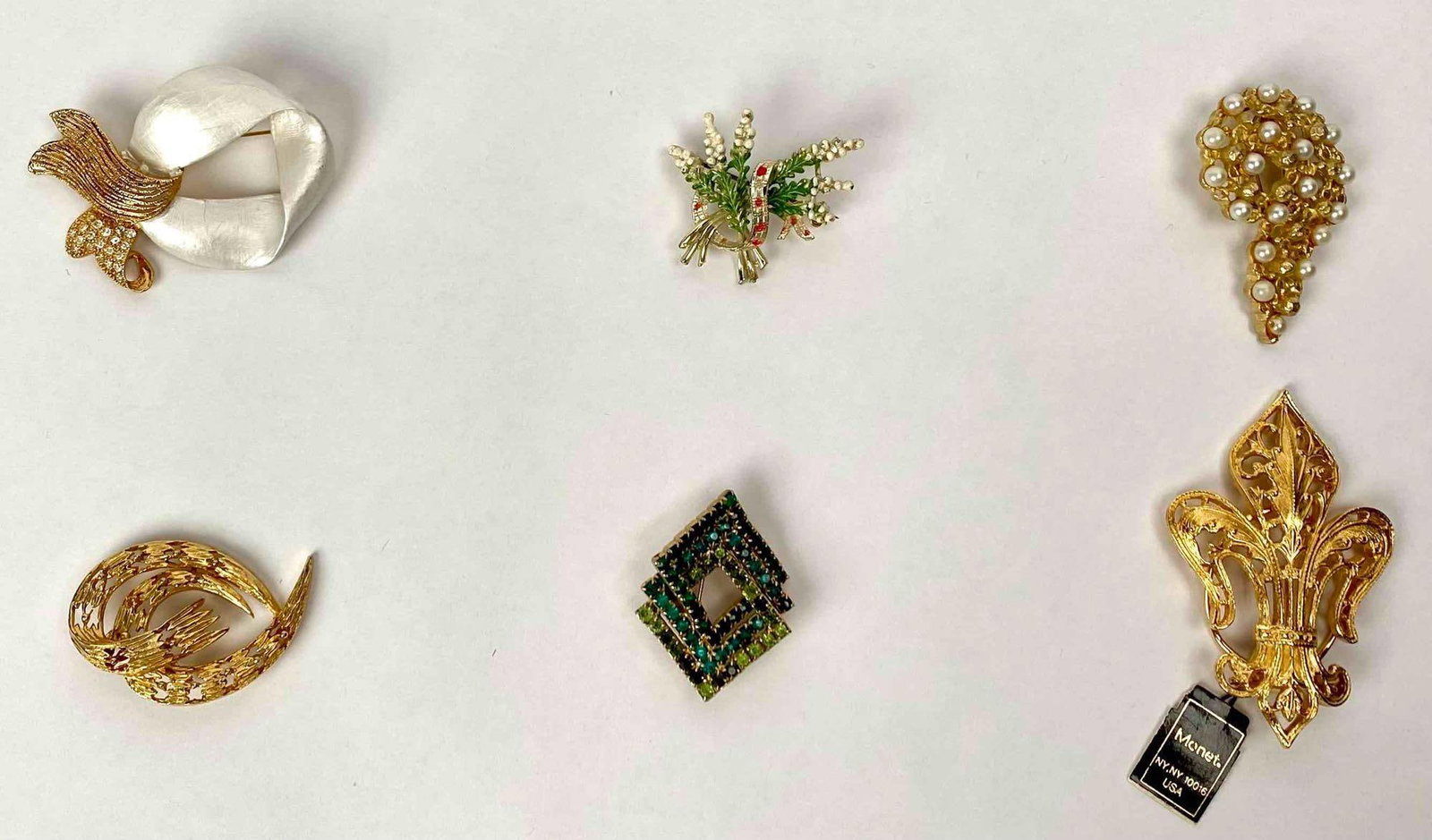 Six Vintage Brooches, Including Monet Scarf Brooch and Exquisite Lucky Heather Brooch: Six Vintage Brooches, including Monet Scarf Brooch and Exquisite Lucky Heather Brooch. Items are in good to excellent condition. Please see photos for additional details. Length: 1.5 - 3" Total Weight