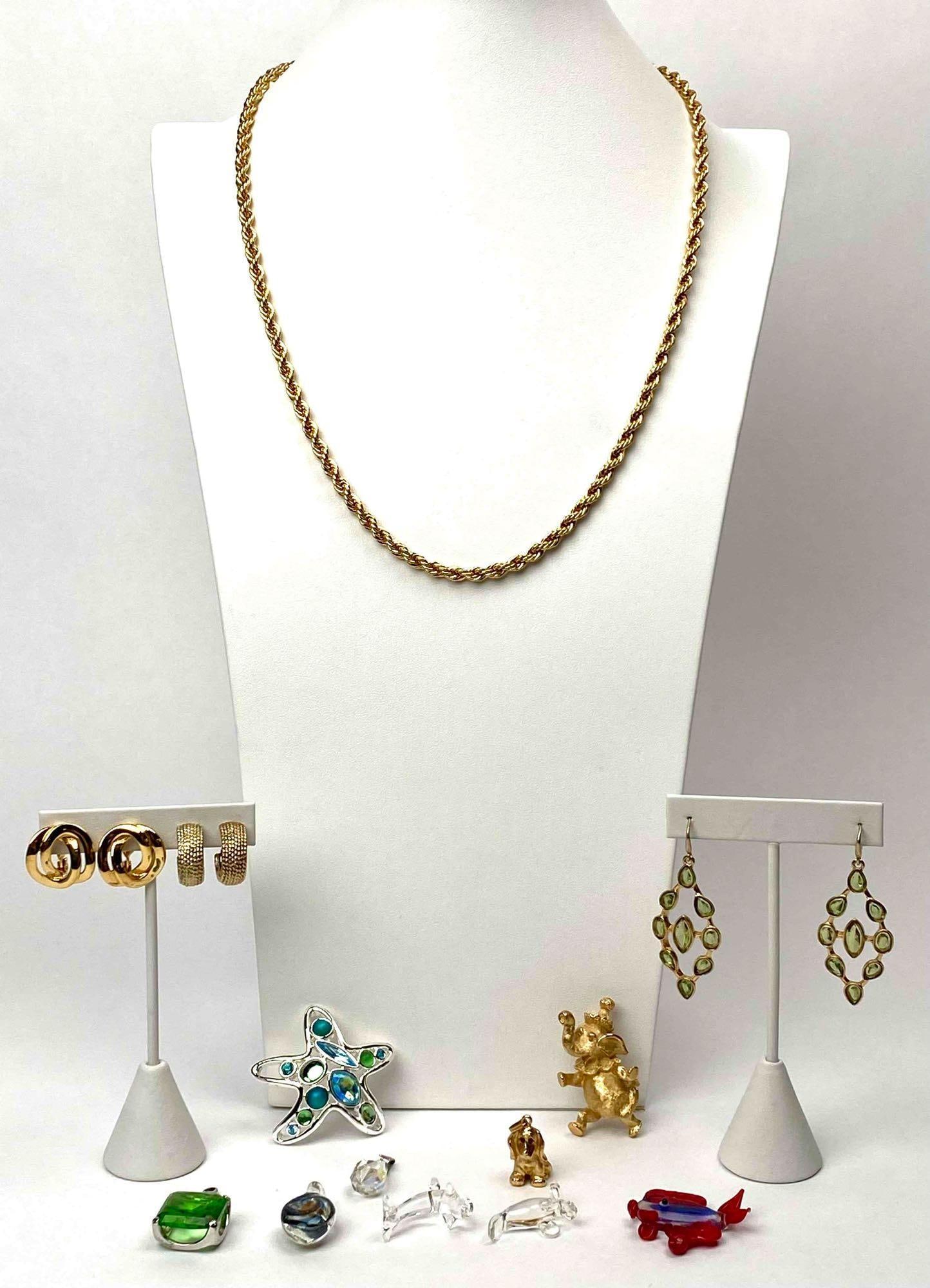 Vintage Monet Necklace, Earrings, Brooches, and Glass Pendants: Vintage Monet Jewelry and Glass Pendants. Items are in good to excellent condition. Please see photos for additional details. Length: 1" - 14" Total Weight: 147.26g Please note all lots show signs of