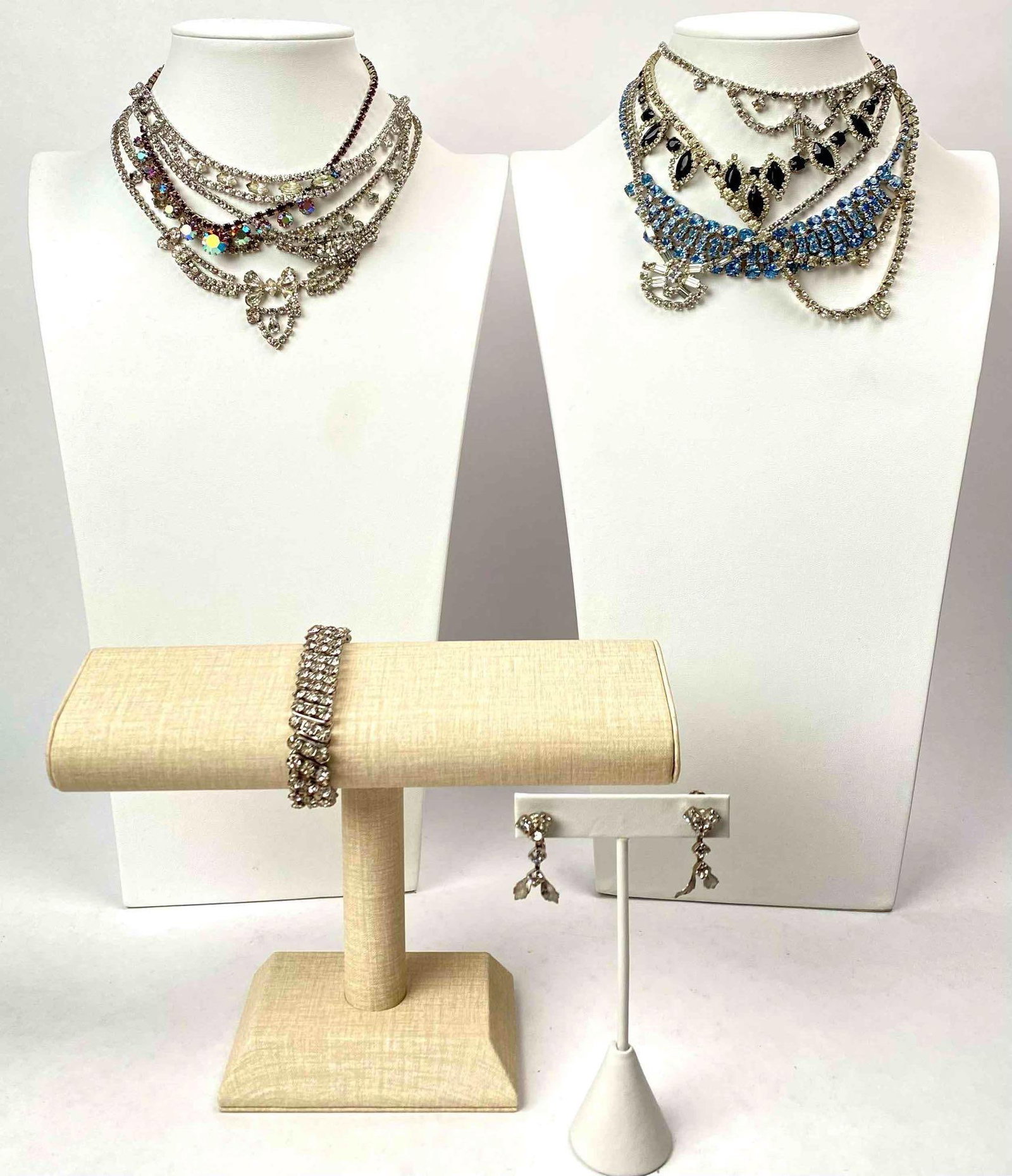 Lot of 12 Costume Necklaces, Screw-Back Earrings, and Bracelet: Lot of 12 Costume Necklaces, Screw-Back Earrings, and Bracelet. Items are in good to excellent condition. Please see photos for additional details. Length: 1" - 16" Total Weight: 218g Please note all