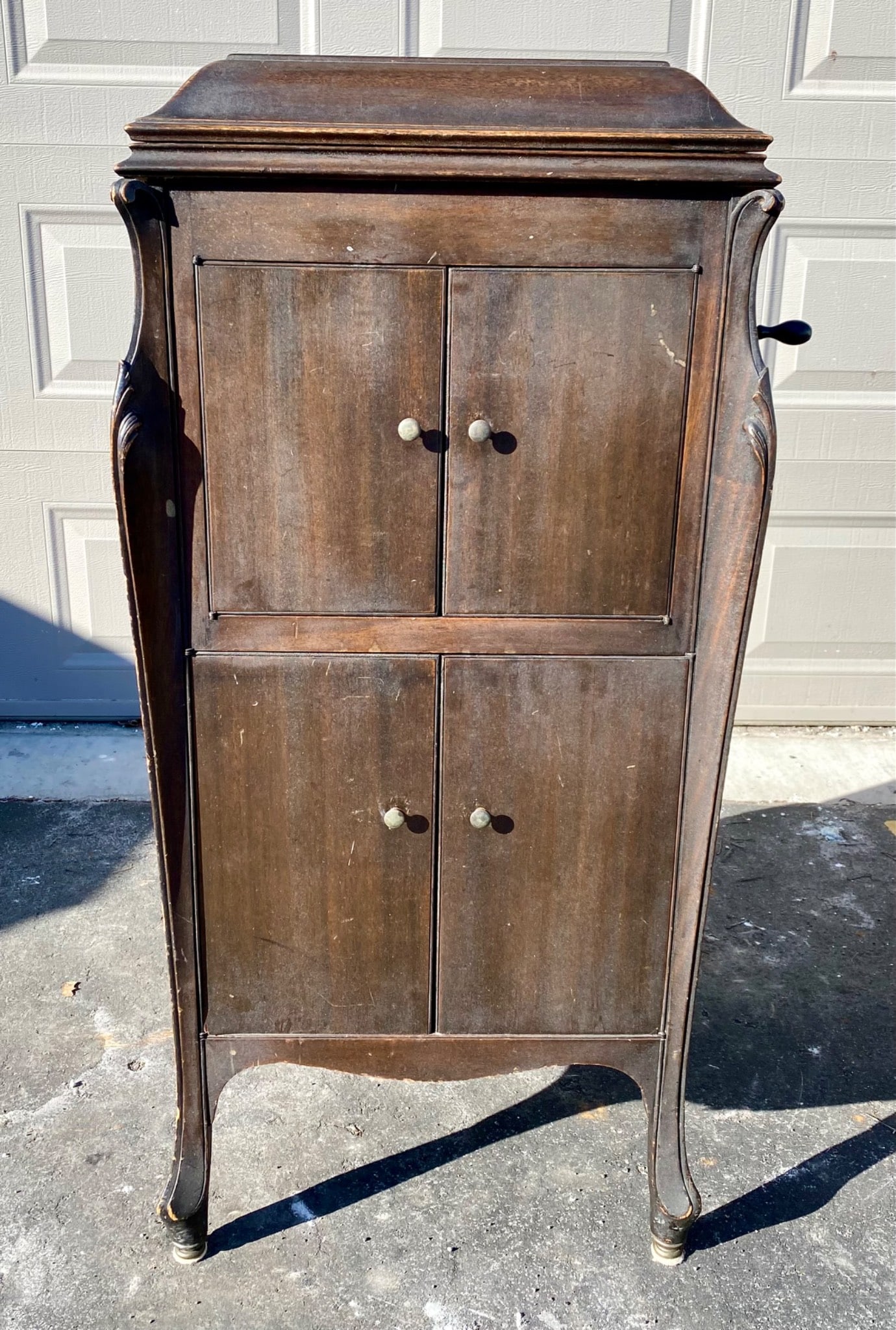 Victor Victrola VV-100 Phonograph Cabinet with Records: Victor Victrola VV-100 phonograph cabinet manufactured by Victor Talking Machine Co., Camden, N.J., circa 1924. Features a dark wood finish with an enclosed storage compartment for records. The phonog