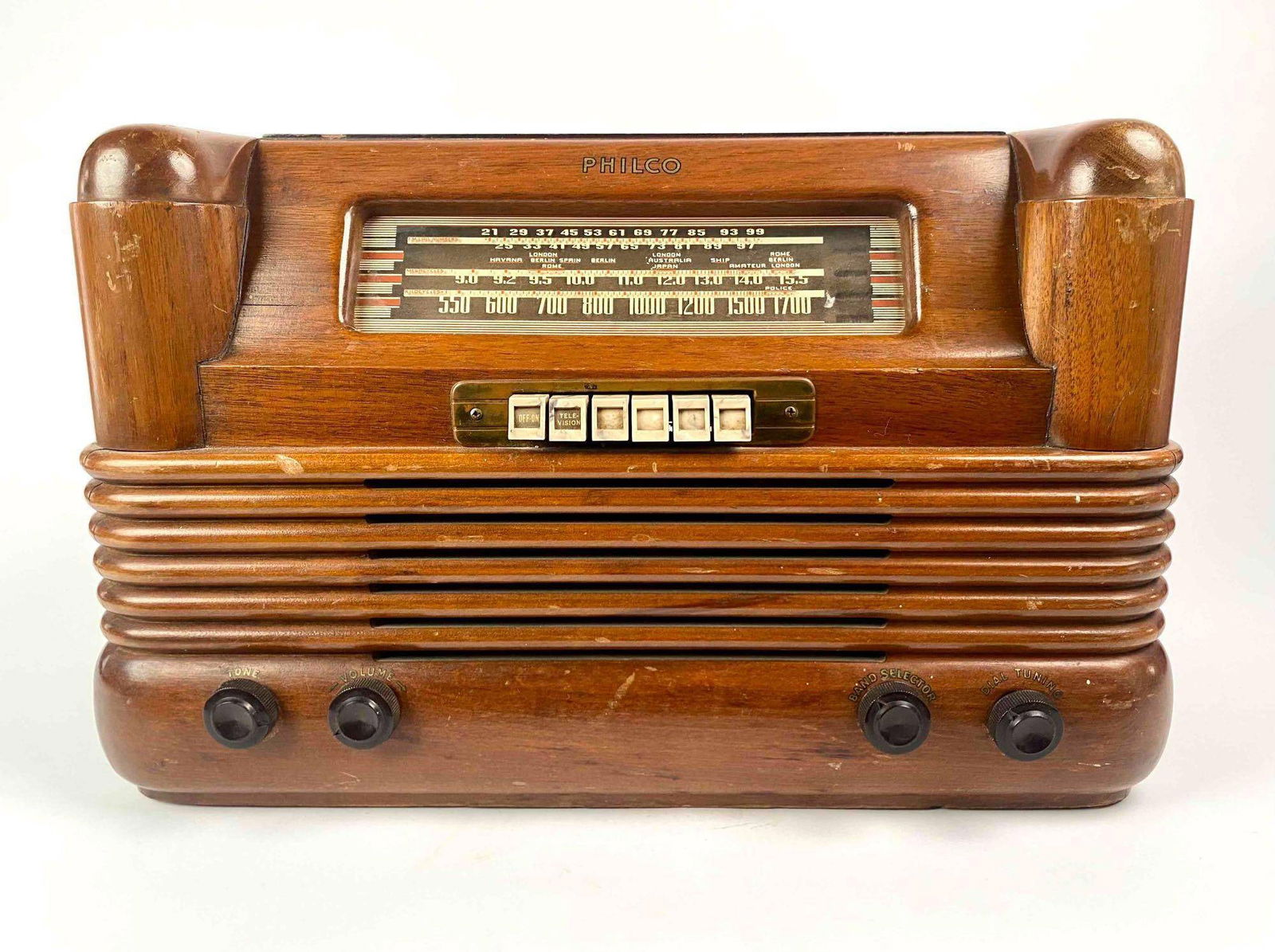 Philco Model 42-350 Wooden Radio, 1942, Nonfunctional (1 of 12)