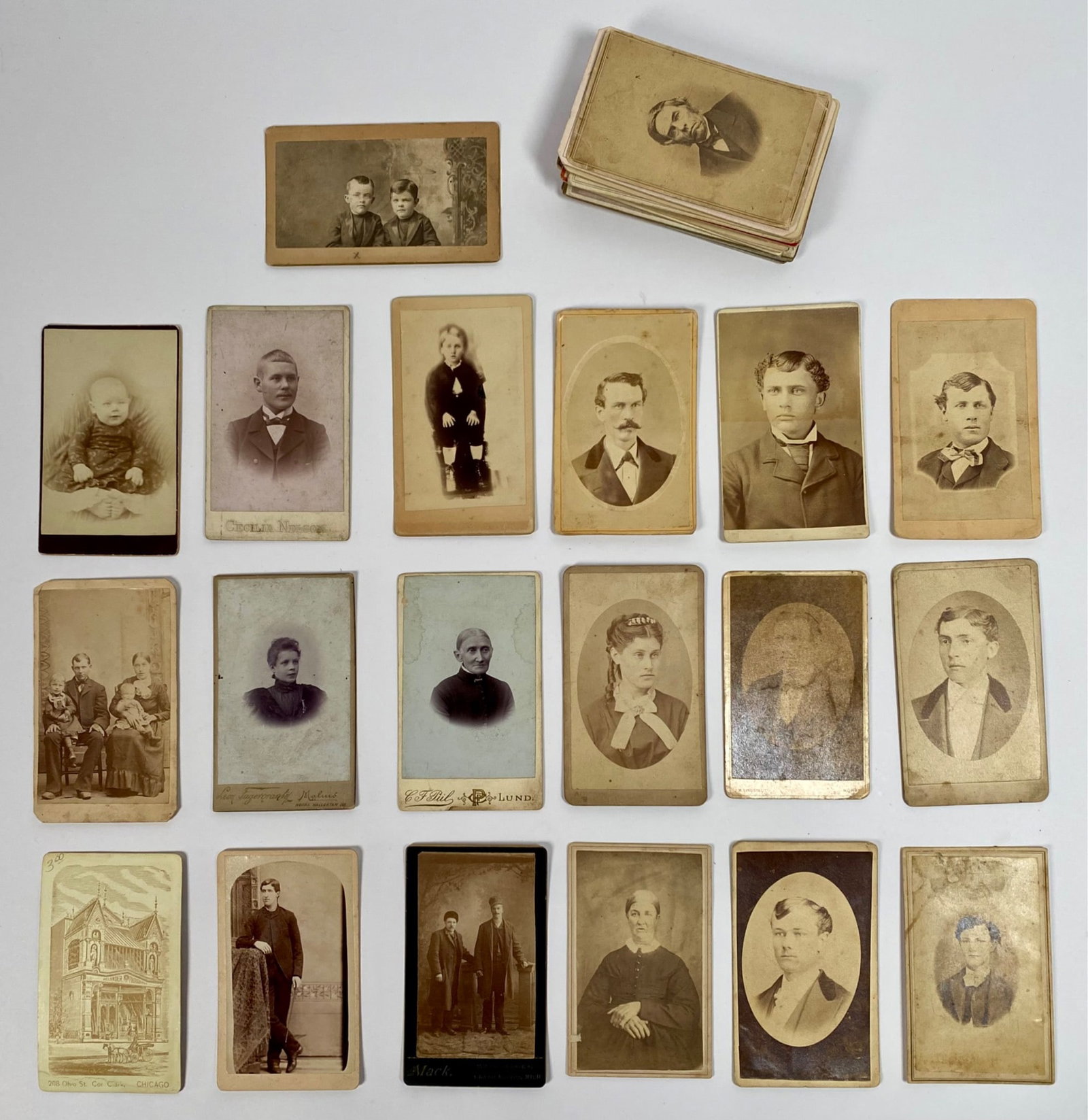 Collection of 40 19th Century Carte de Visite Photographs: A collection of Carte de Visite photographs from the 19th century, featuring various portraits of individuals and families. Includes approximately 40 items with varying backmarks such as ‘208 Ohio S
