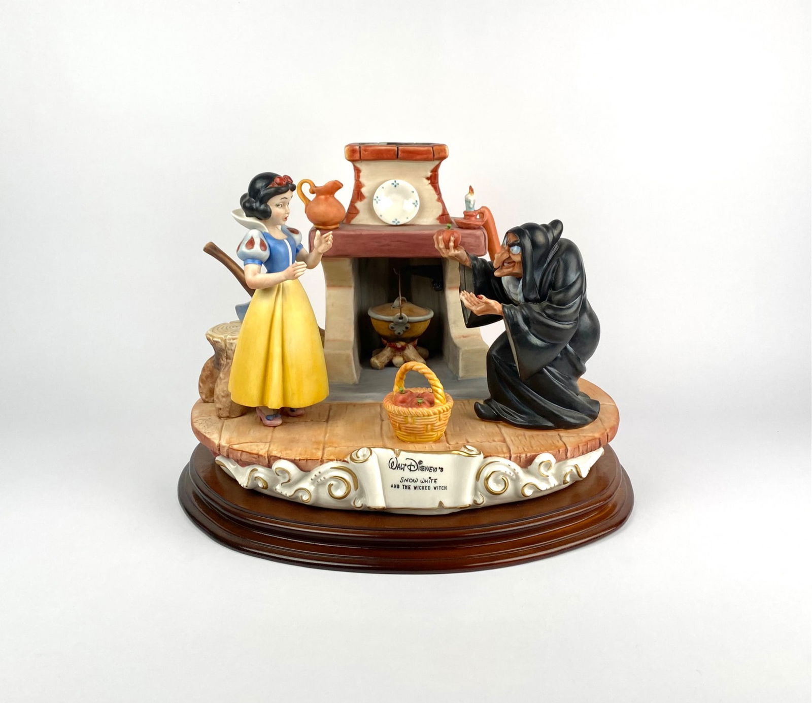 Capodimonte Laurenz Disney Snow White and the Wicked Witch (1 of 12)