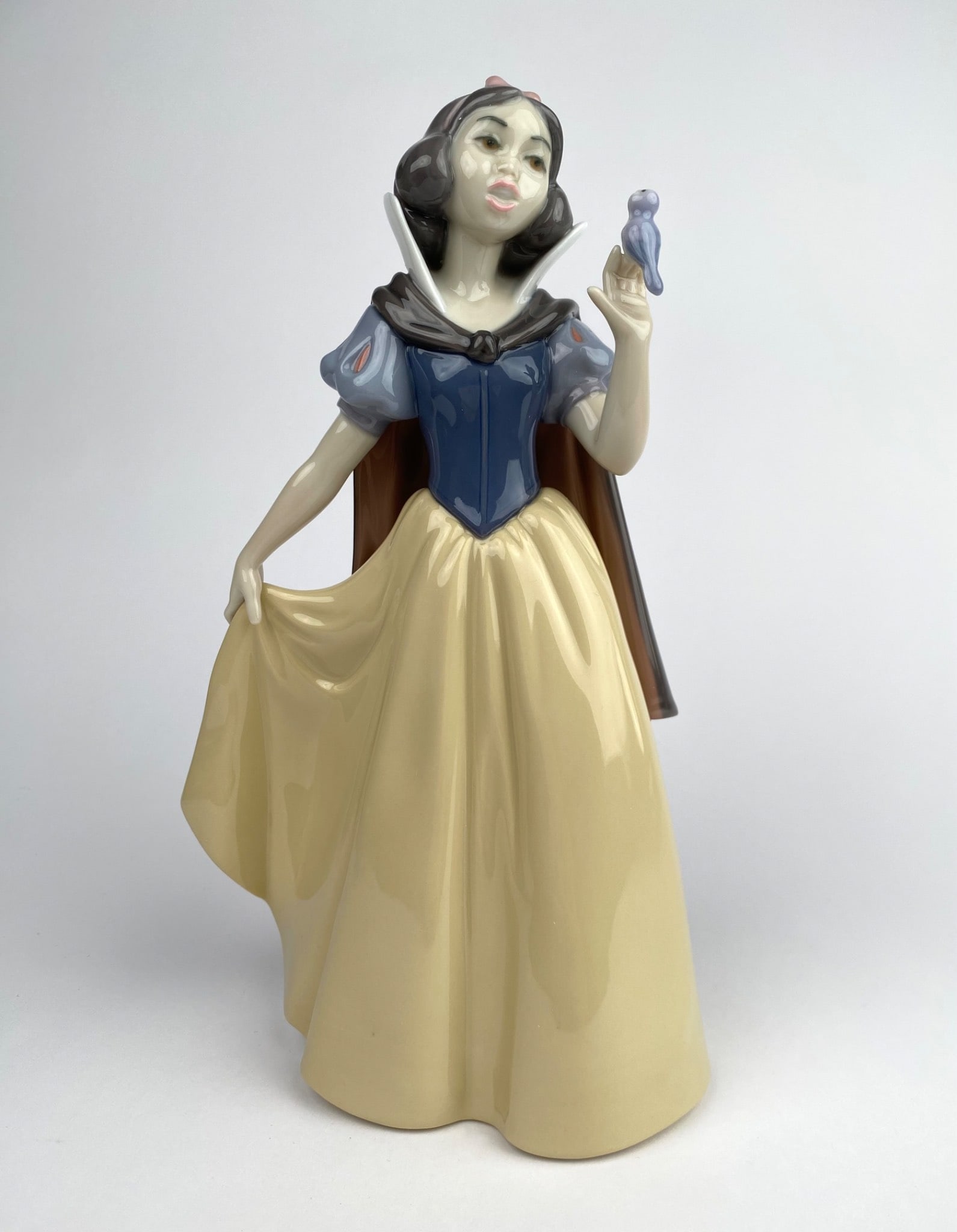 Lladro Porcelain Figurine Featuring Snow White (Original Box) (1 of 11)