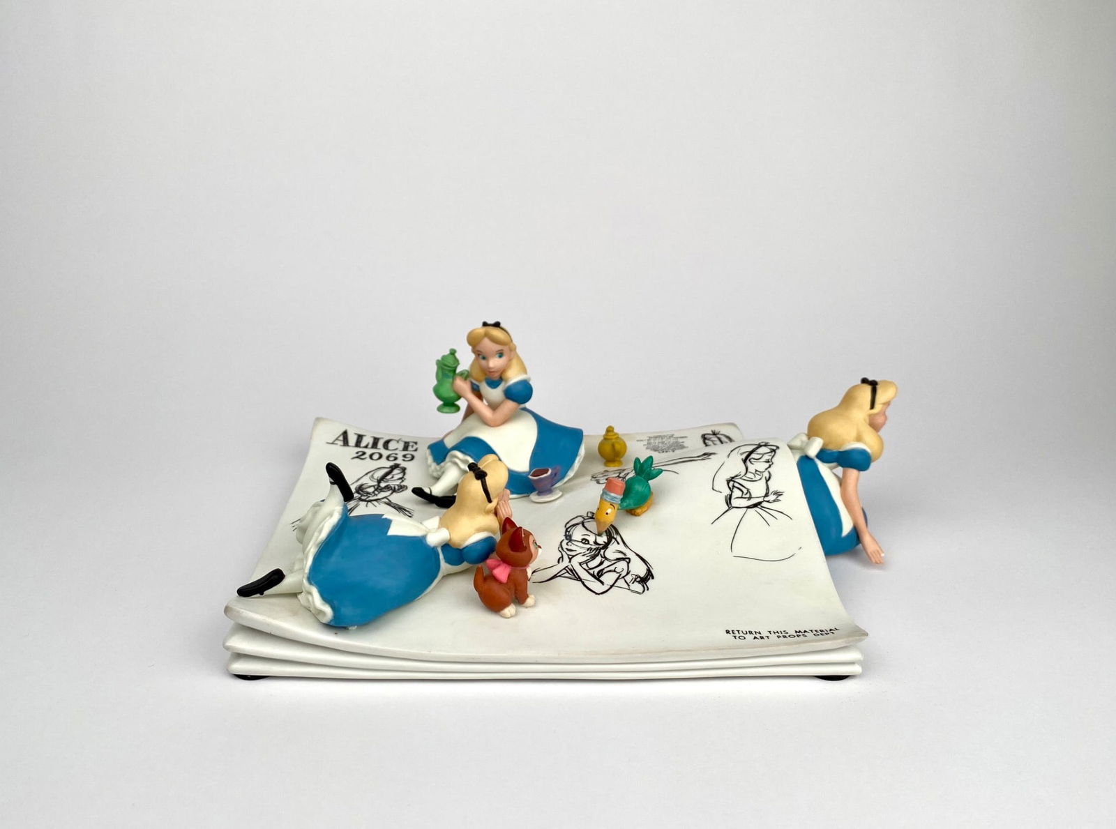 WDCC Alice in Wonderland Figurine (COA and Original Box) (1 of 12)