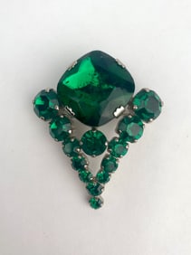 Art Deco Emerald Green Rhinestone Brooch in Geometric Design