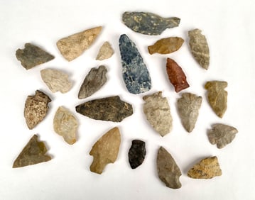 Set of 22 Stone Arrowheads and Projectile Points