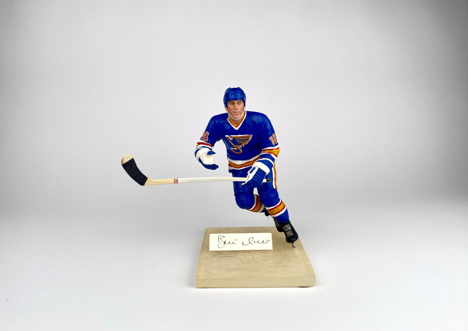 Signed Brett Hull The Golden Brett Limited Edition Figurine: Brett Hull ‘The Golden Brett’ figurine crafted by Gartlan USA in 1991. Limited edition 127/1986, celebrating Hull’s notable hockey career. Features Hull in blue St. Louis Blues gear, holding a h