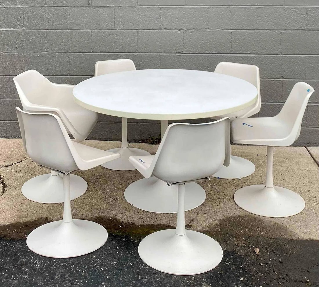 Mid Century Modern Robin Day and John Stuart Inc. Seven Piece Dining Set: A seven-piece dining set made by John Stuart Inc., designed by Robin Day. Dining set is white and color with a mid-century modern design. Features six chairs including one head of table chair. Maker��