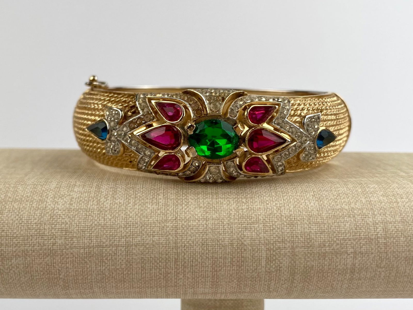 Vintage Crown Trifari Gold-Tone Hinged Bangle Bracelet (1 of 9)