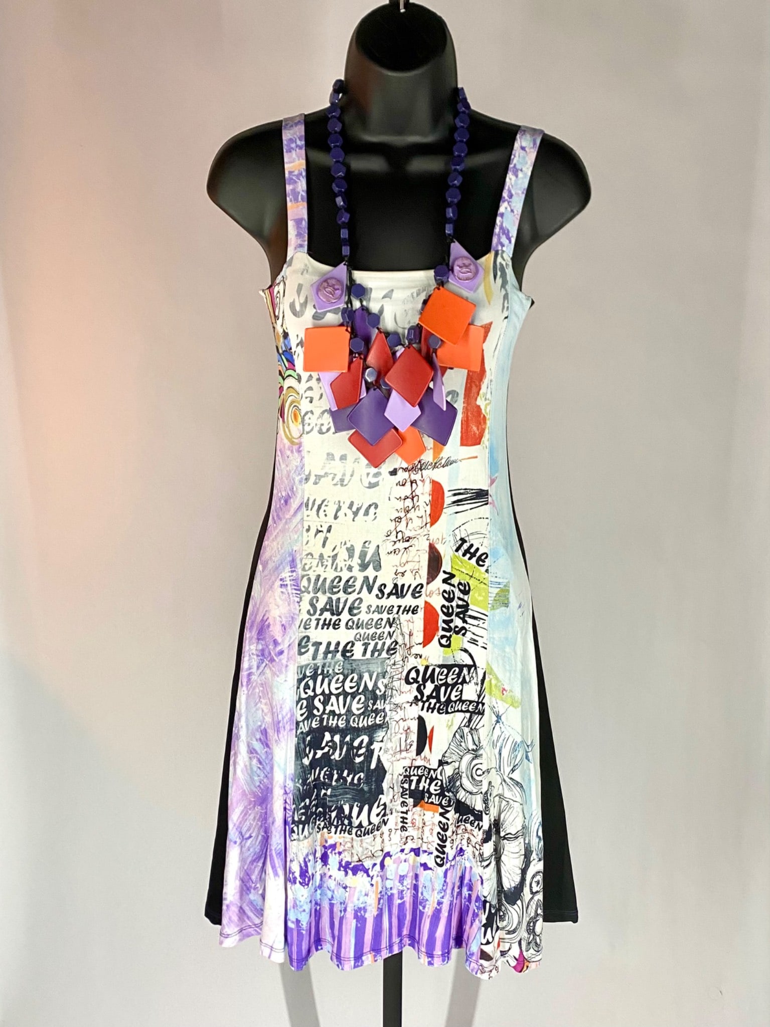 Save the Queen! Italian Printed Dress with Statement Necklace, Size L (1 of 12)