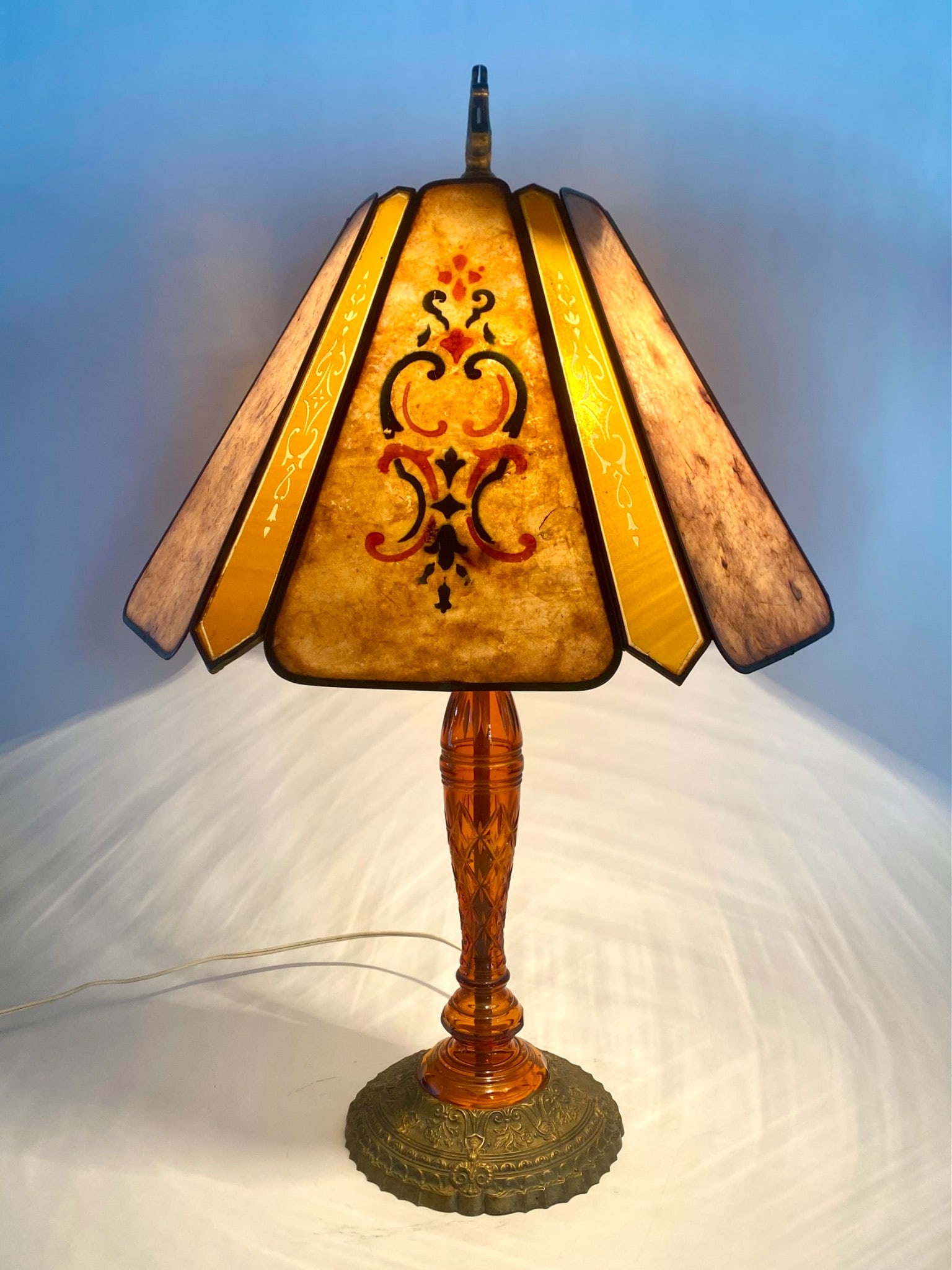 Early 20th Century Slag Glass Table Lamp by HABEST Lamp Co., Chicago: Early 20th century slag glass table lamp attributed to HABEST Lamp Co., Chicago, Illinois, model no. 430. The lamp features an eight-panel slag glass shade with stenciled and enameled scroll motifs in