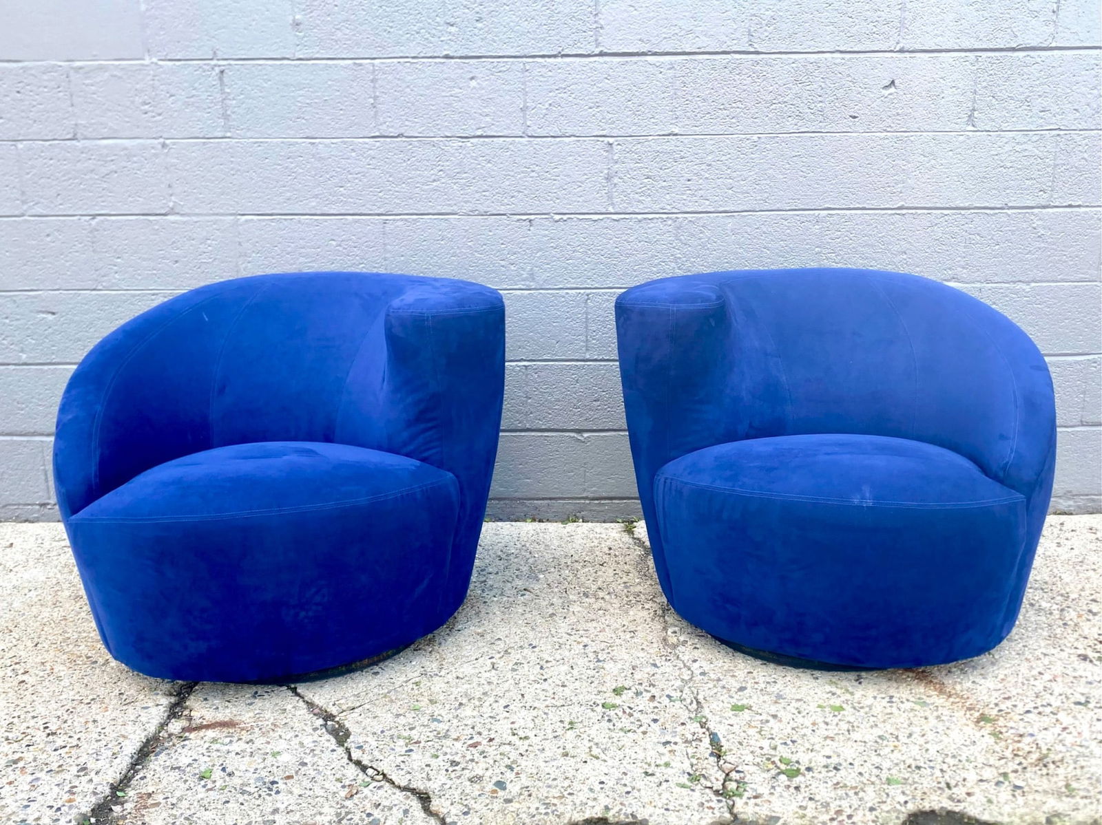 Pair of Weiman Company Swivel Club Chairs in Royal Blue: Pair of swivel club chairs manufactured by Weiman Company, a division of Bassett Furniture Industries Inc. The chairs feature a bold royal blue fabric upholstery with a sculptural barrel-back form. La