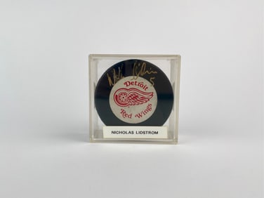 Nicklas Lidstrom Signed Detroit Red Wings Souvenir Hockey Puck