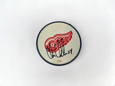 Chris Chelios autographed Detroit Red Wings Hockey Puck