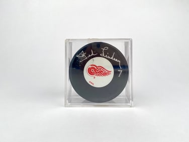 Ted Lindsay Autographed Detroit Red Wings Hockey Puck in Case