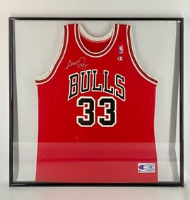 Scottie Pippen Signed Chicago Bulls Framed Jersey