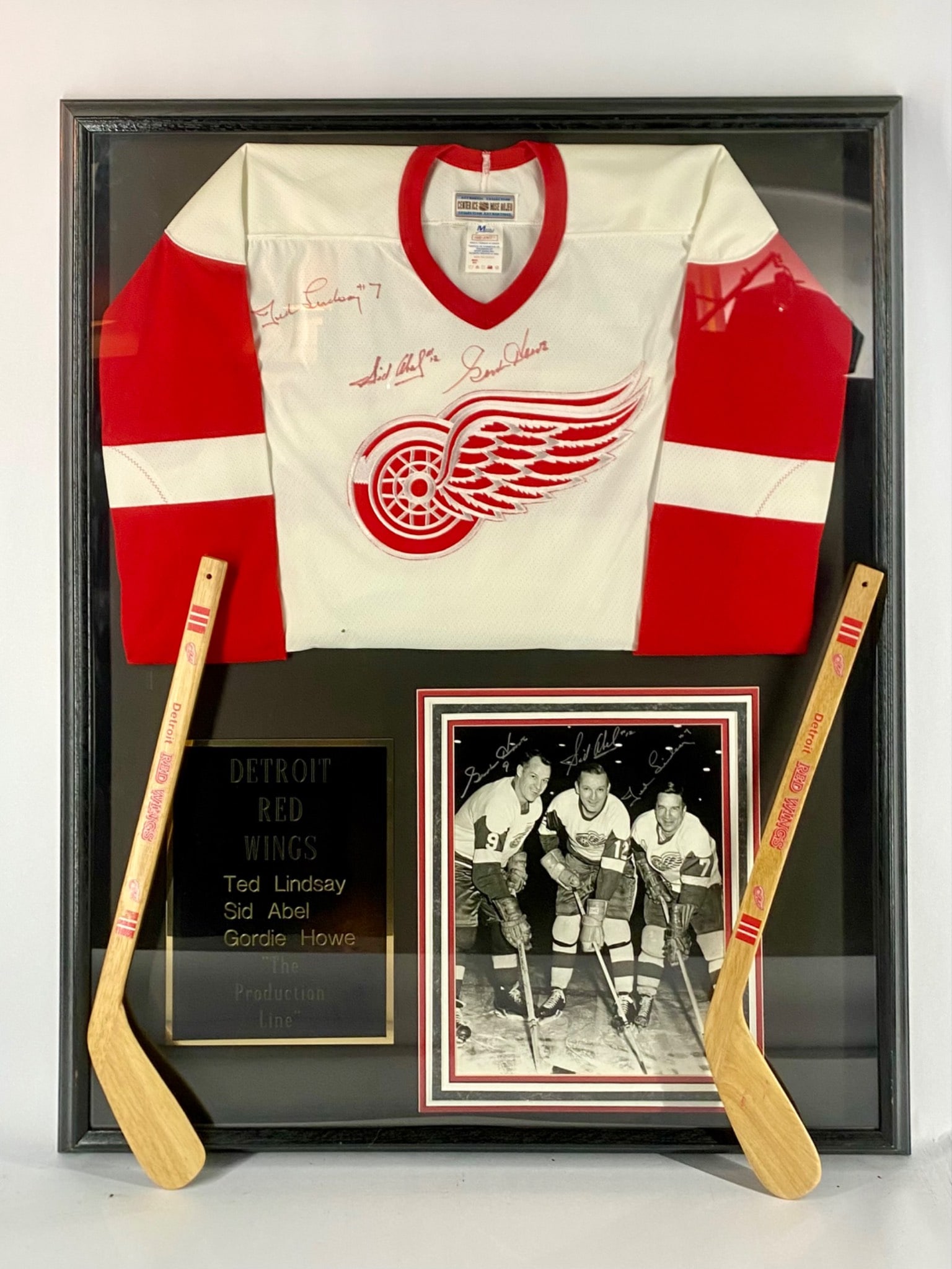 Detroit Red Wings “Production Line?? Howe, Lindsay and Abel Signed Jersey and Photograph (1 of 12)