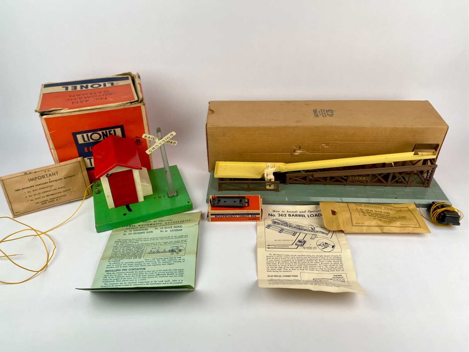 Lionel No. 362 Barrel Loader & No. 45N Automatic Gateman with Original Boxes (1 of 12)