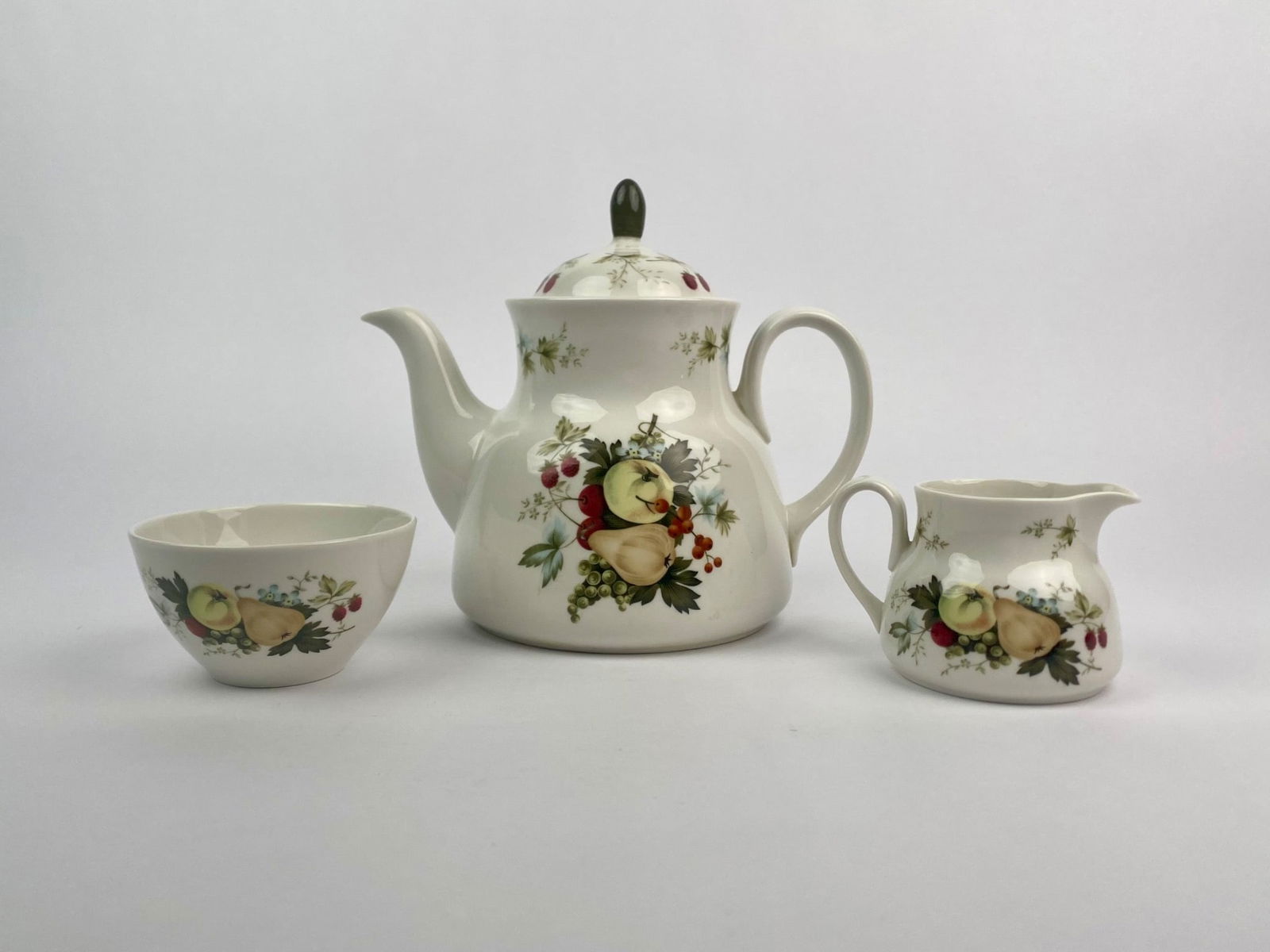 Royal Doulton “Miramount" English China Three-Piece Tea Set (1 of 12)