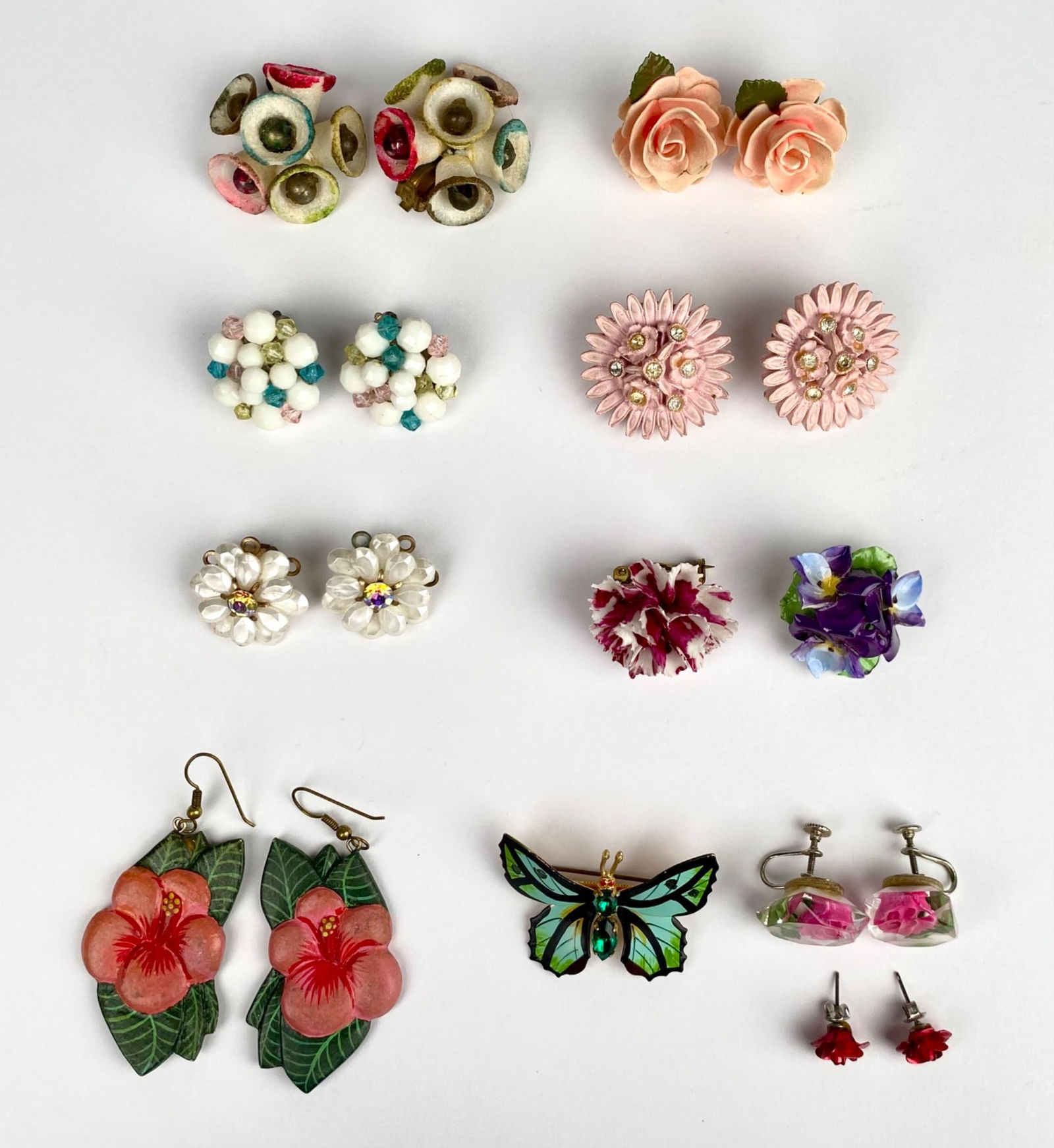 Lot of Vintage Floral Earrings & Brooches: Group lot consisting of mixed earrings and brooches with floral, butterfly, and geometric motifs. Includes clip-on earrings, screw-back earrings, and brooches, crafted using a variety of materials suc