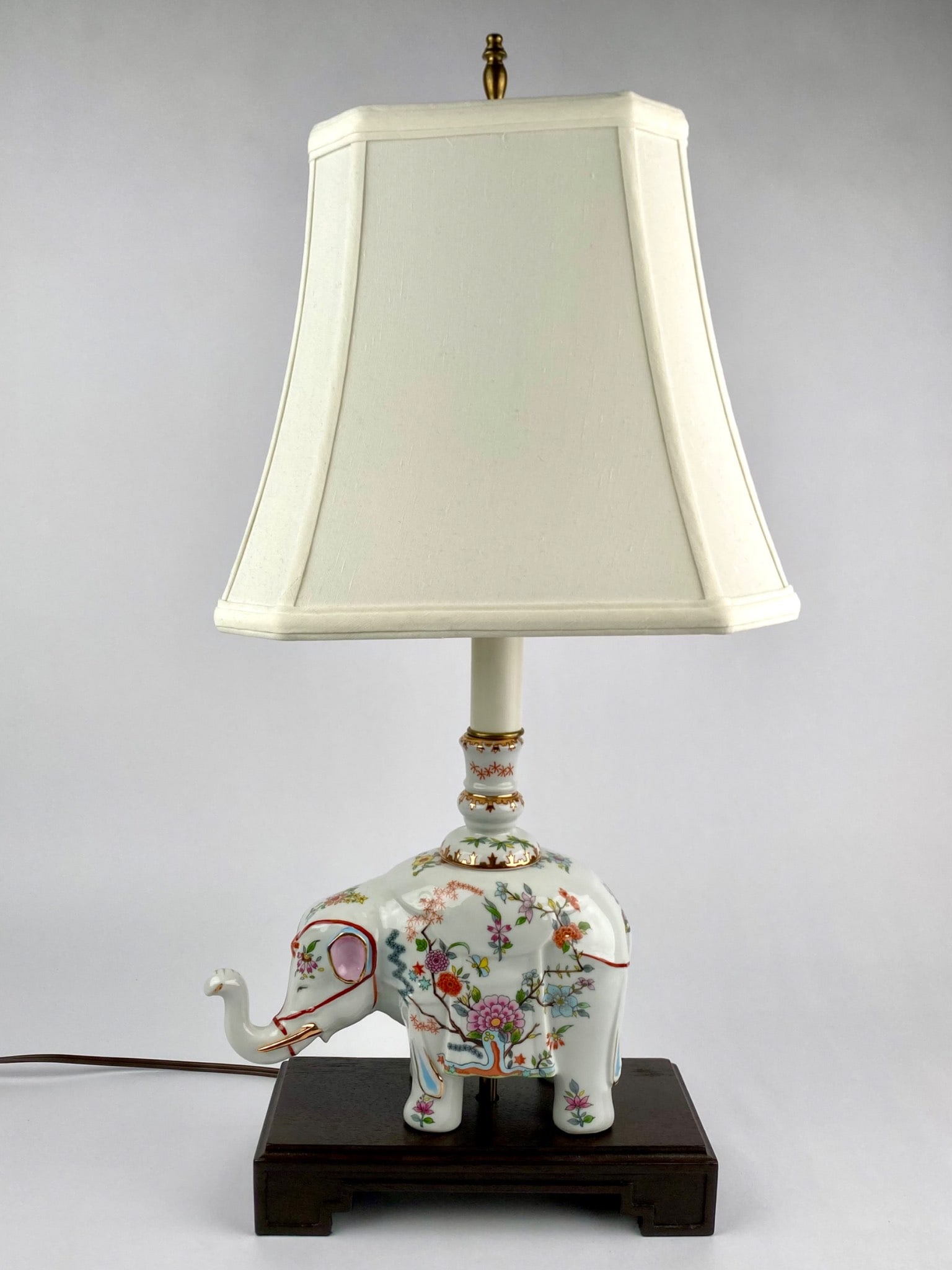 Chinese Export Style Porcelain Elephant Table Lamp on Wooden Base (1 of 12)