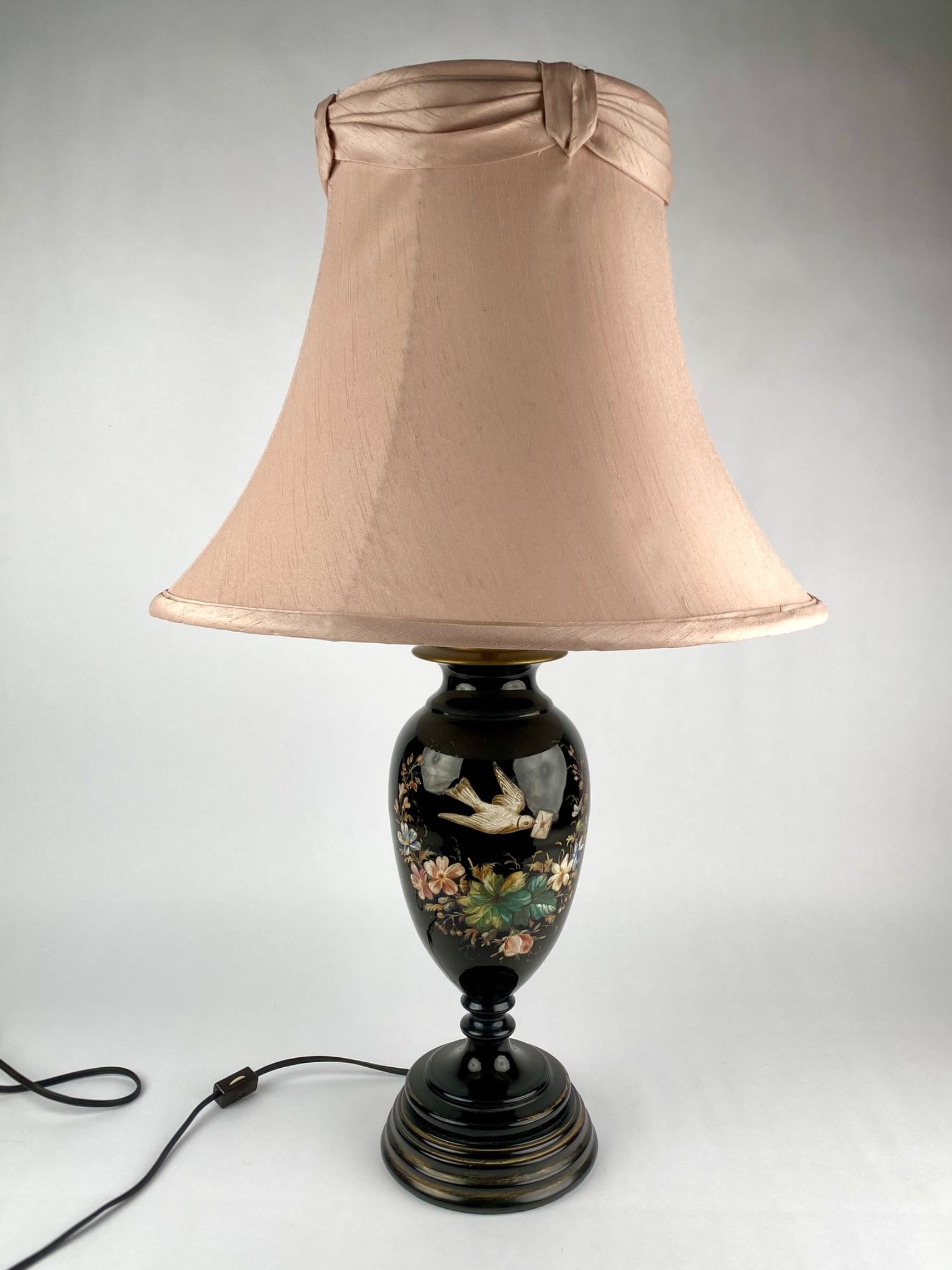 Hand-Painted Black Tole Style Table Lamp (1 of 12)