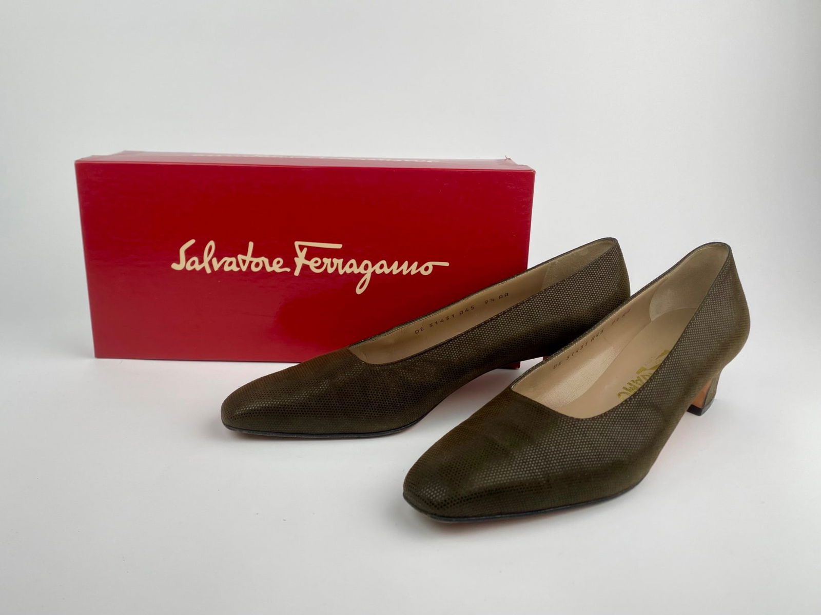 Salvatore Ferragamo ‘Lynda’ Taupe Pebble Suede Pumps, Size 9.5 (1 of 9)