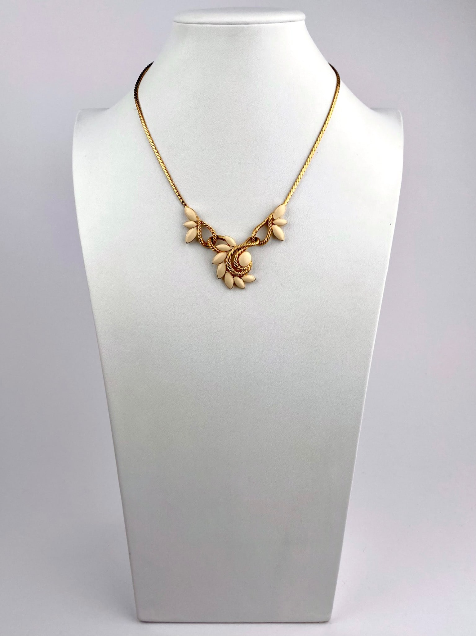 Vintage Trifari Leaf Motif Necklace (1 of 8)